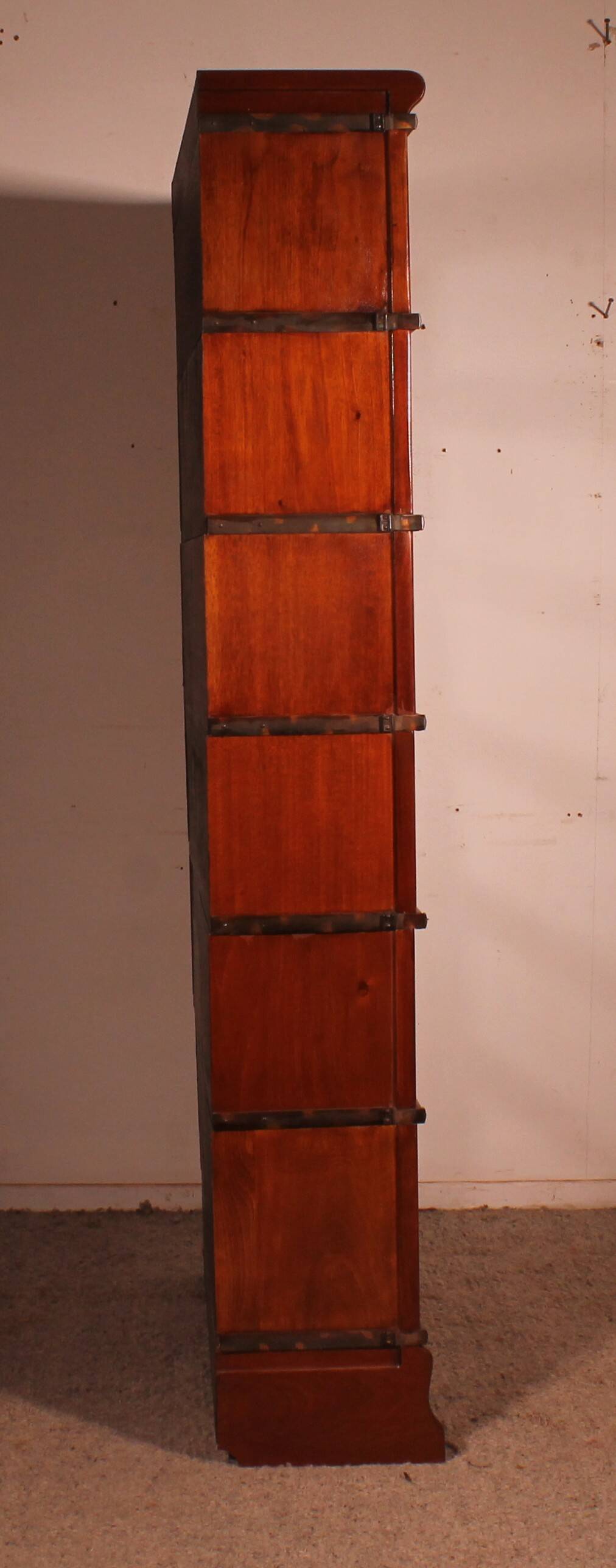 Globe Wernicke Library in mahogany with 6 elements and drawer.