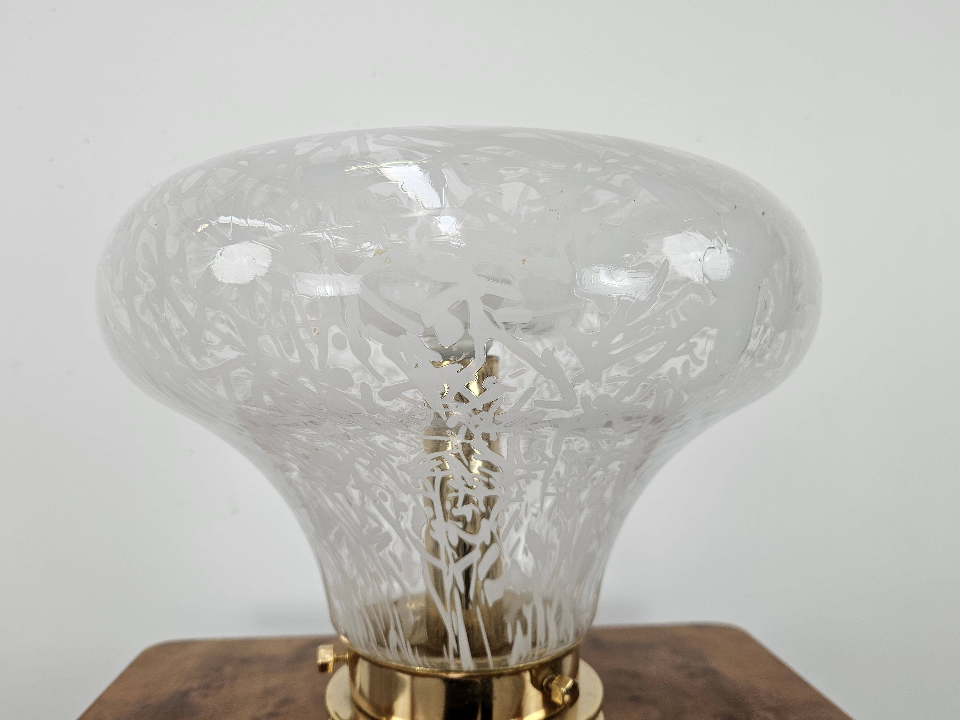 1970s table lamp in worked glass and gold metal