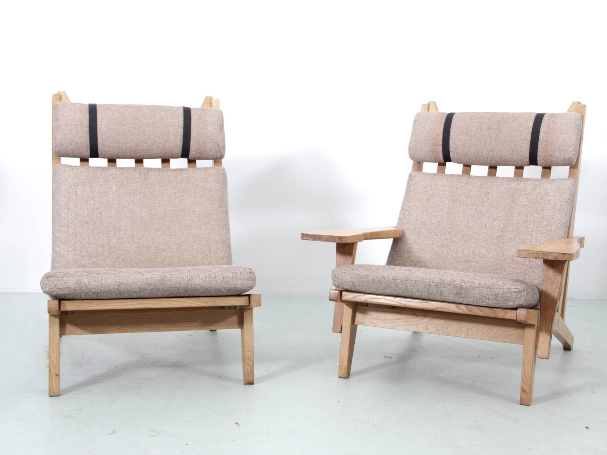 Pair of Scandinavian armchairs GE 375, with 1 pair of armrests.