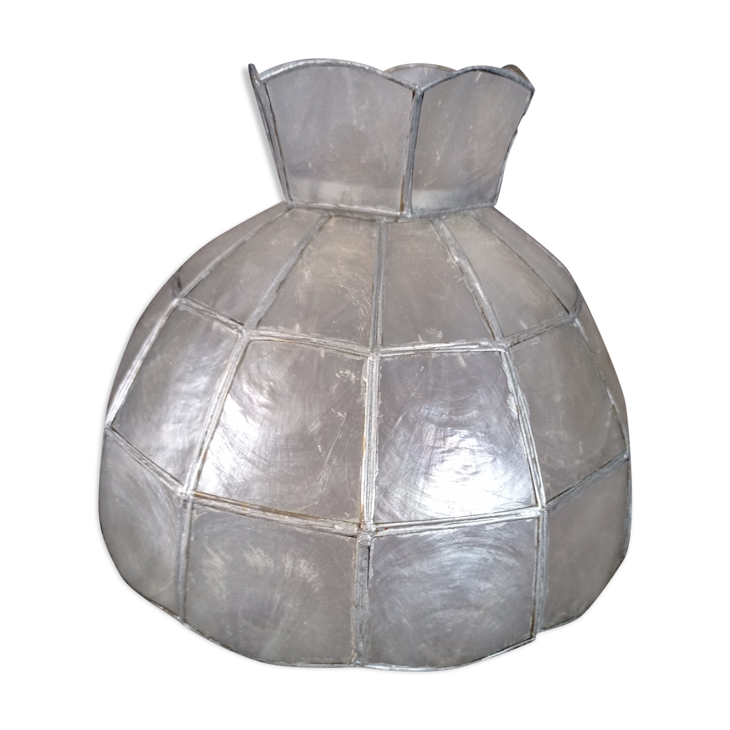 Mother-of-pearl suspension