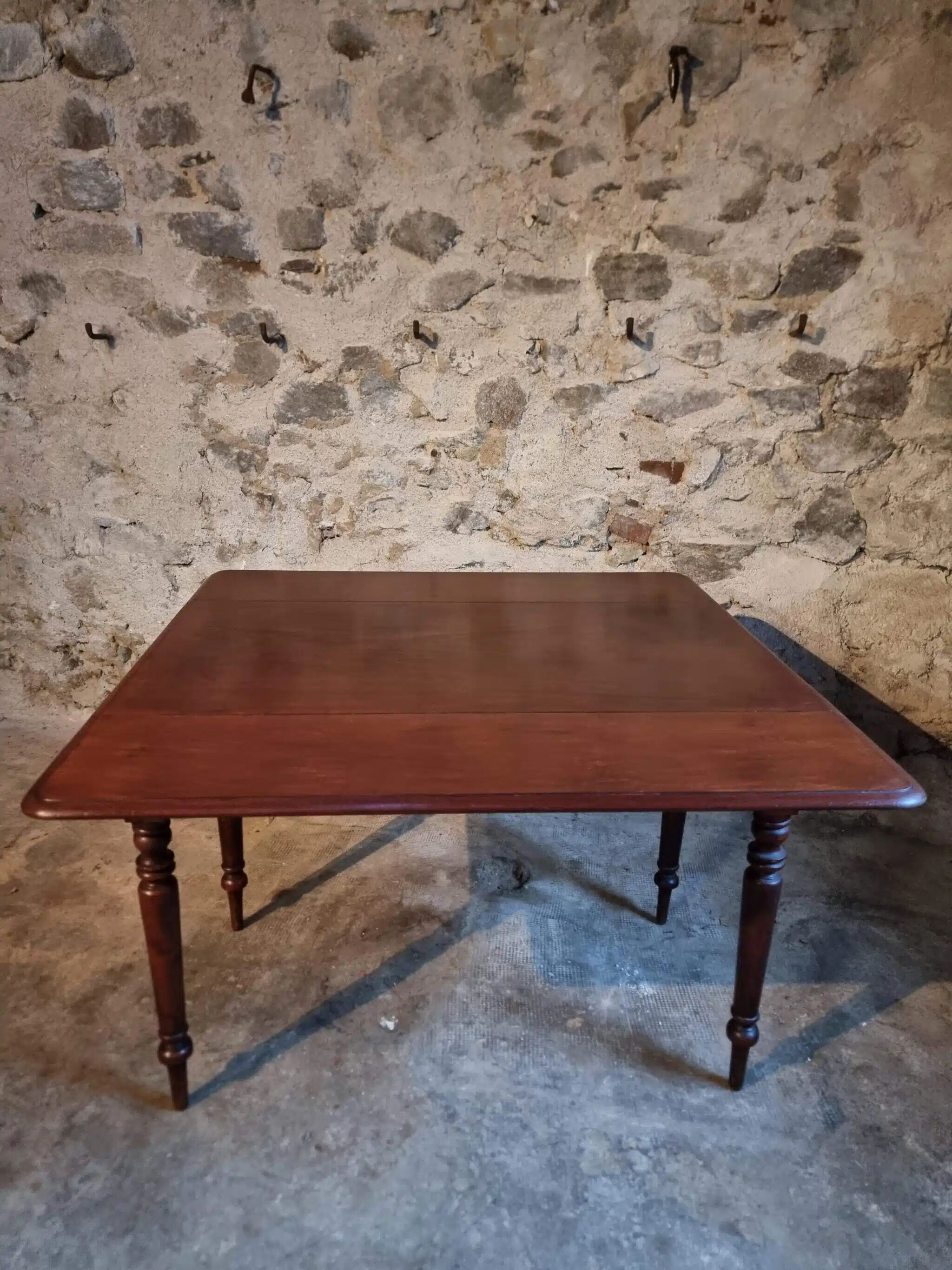 Antique English drop-leaf table in mahogany, late 19th century.