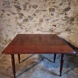 Antique English drop-leaf table in mahogany, late 19th century.