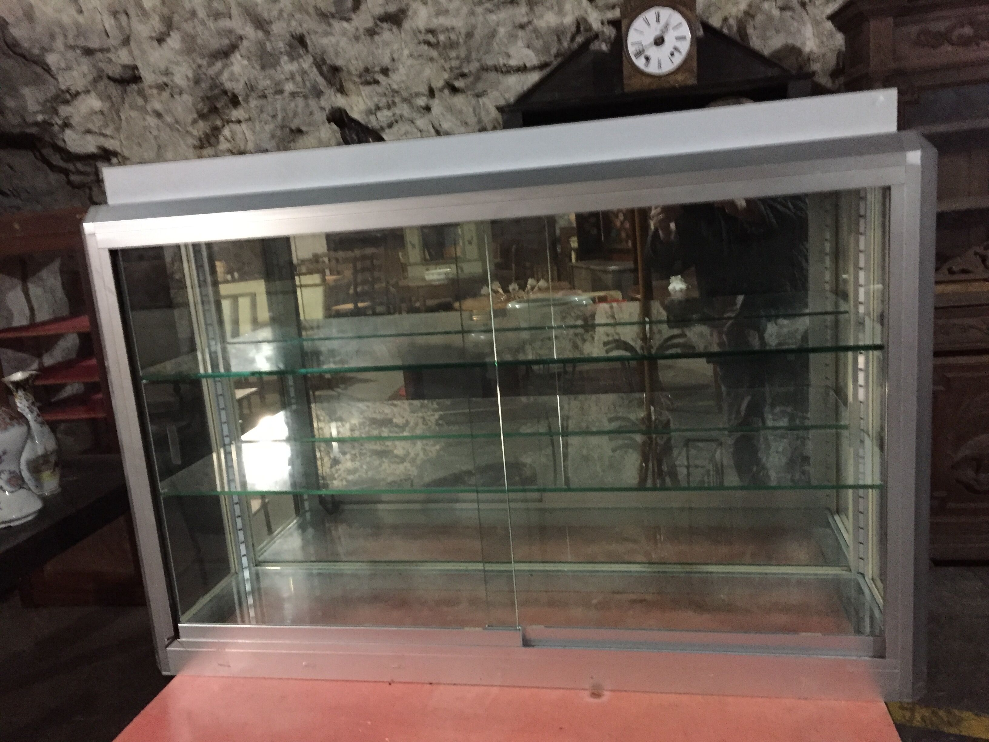 Illuminating showcase aluminum frame