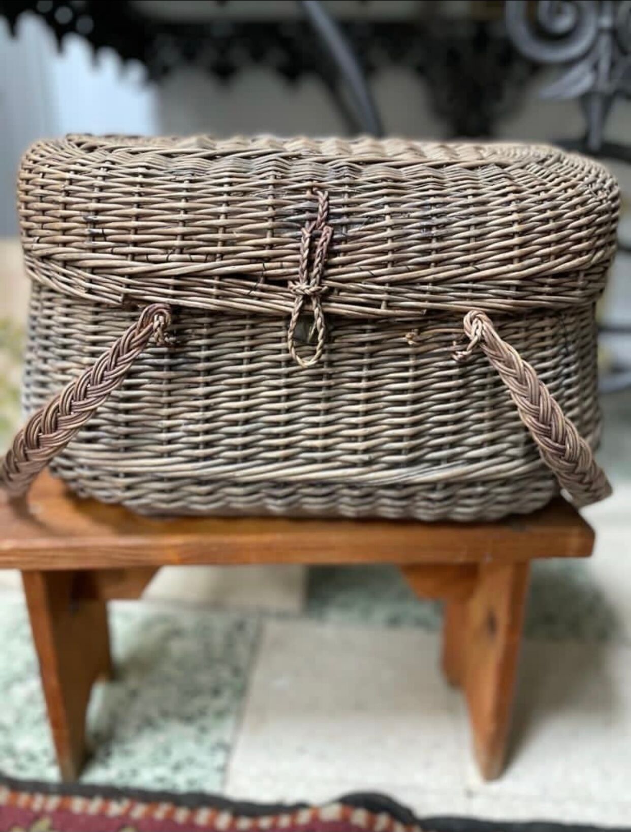 Bressan basket in old wicker, with handles and closure