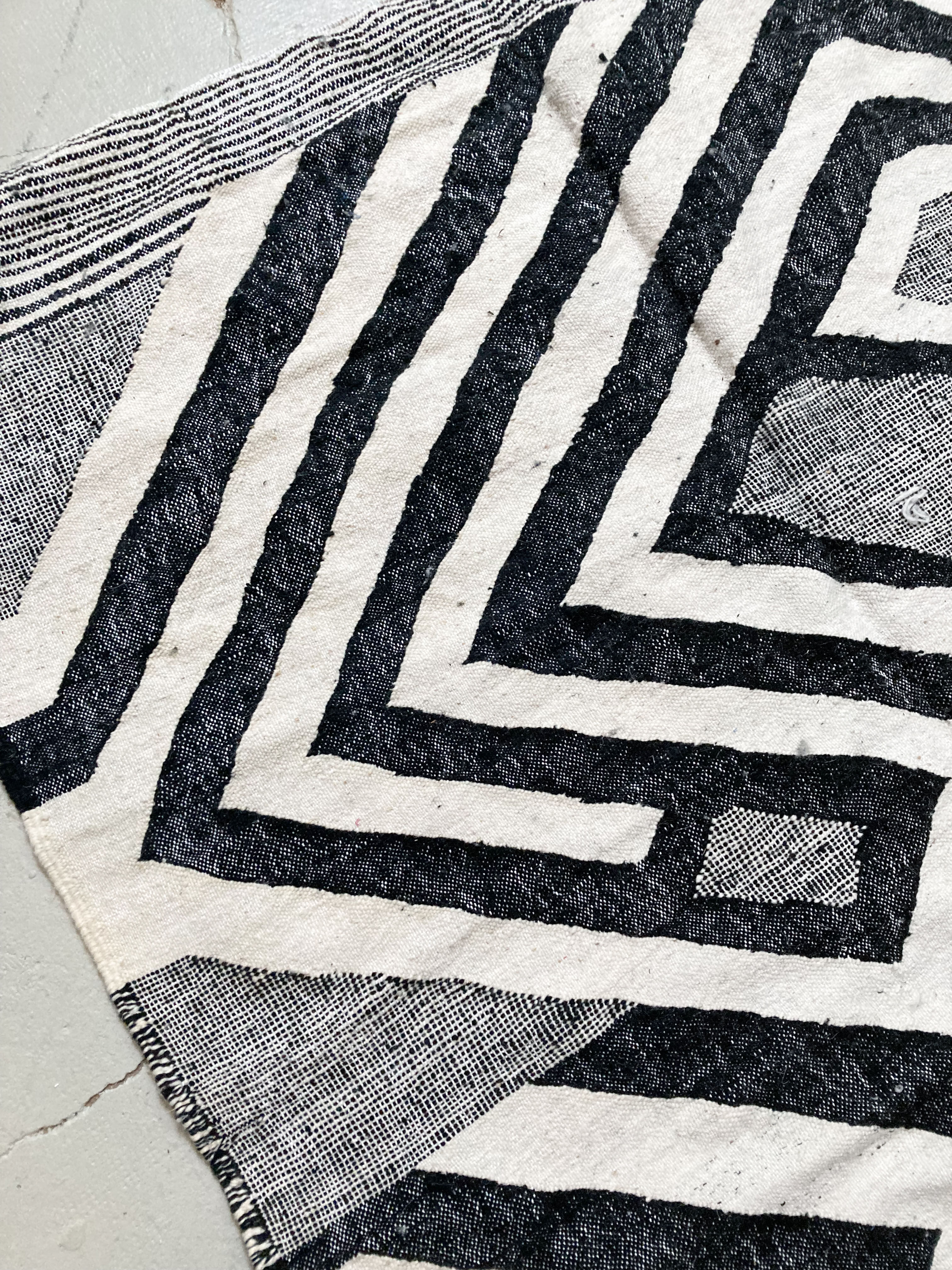 Kilim Berber Moroccan ecru with black graphic patterns 253x158cm