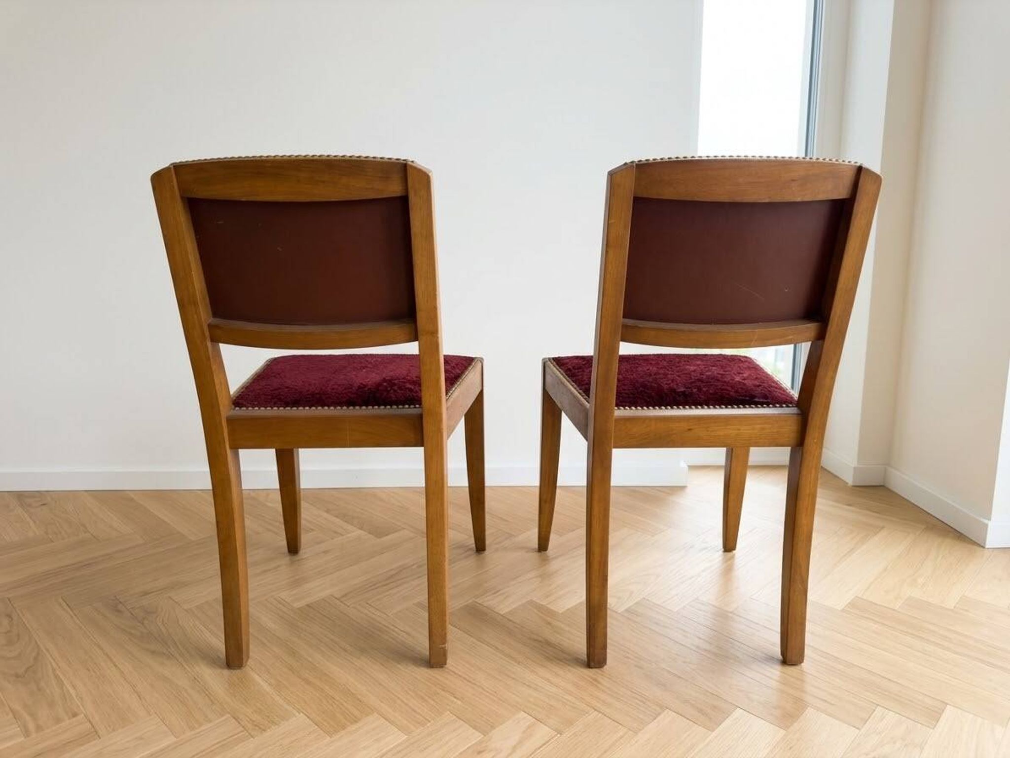 Paire de chaises vintage en bois et velours bordeaux