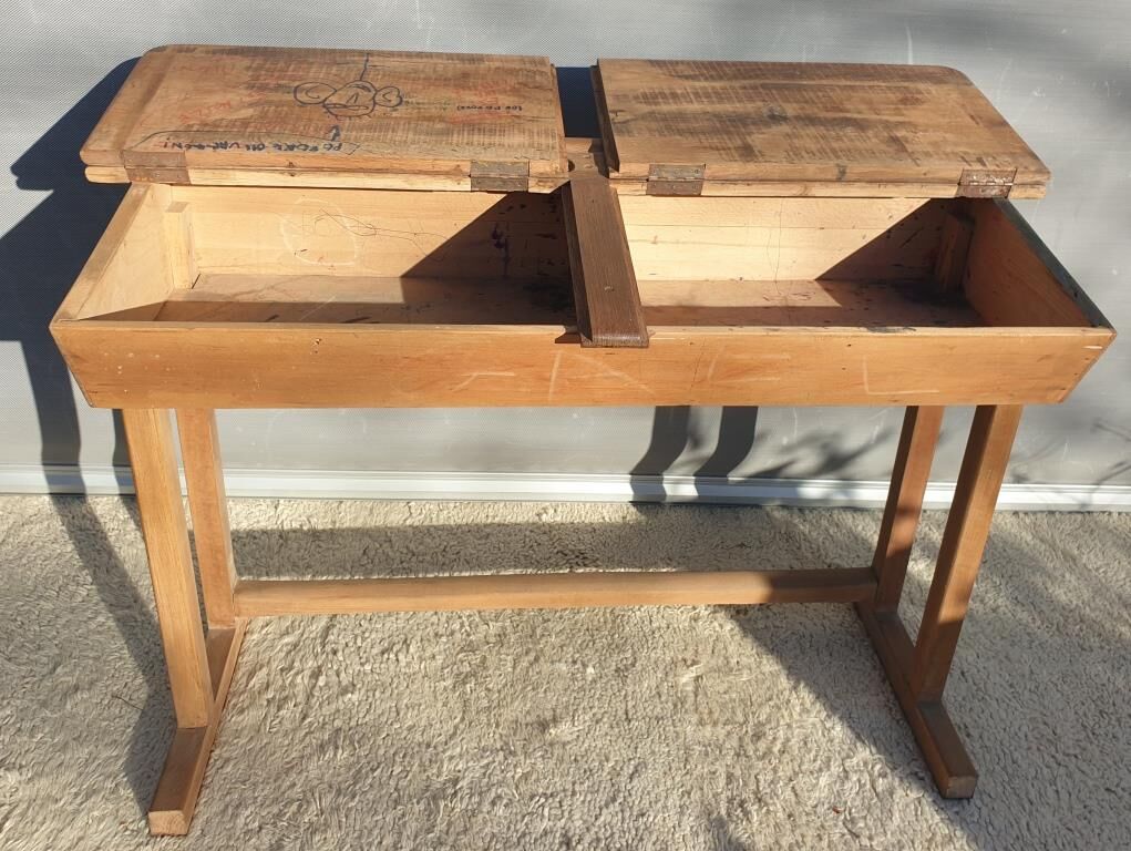 Bureau d'écolier pupitre double et son banc graffitis