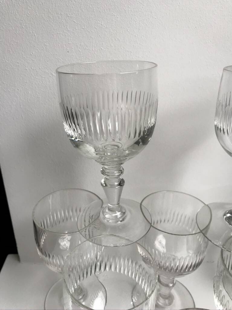 Ensemble de 8 verres à pied en verre moulé années 30 début XXème