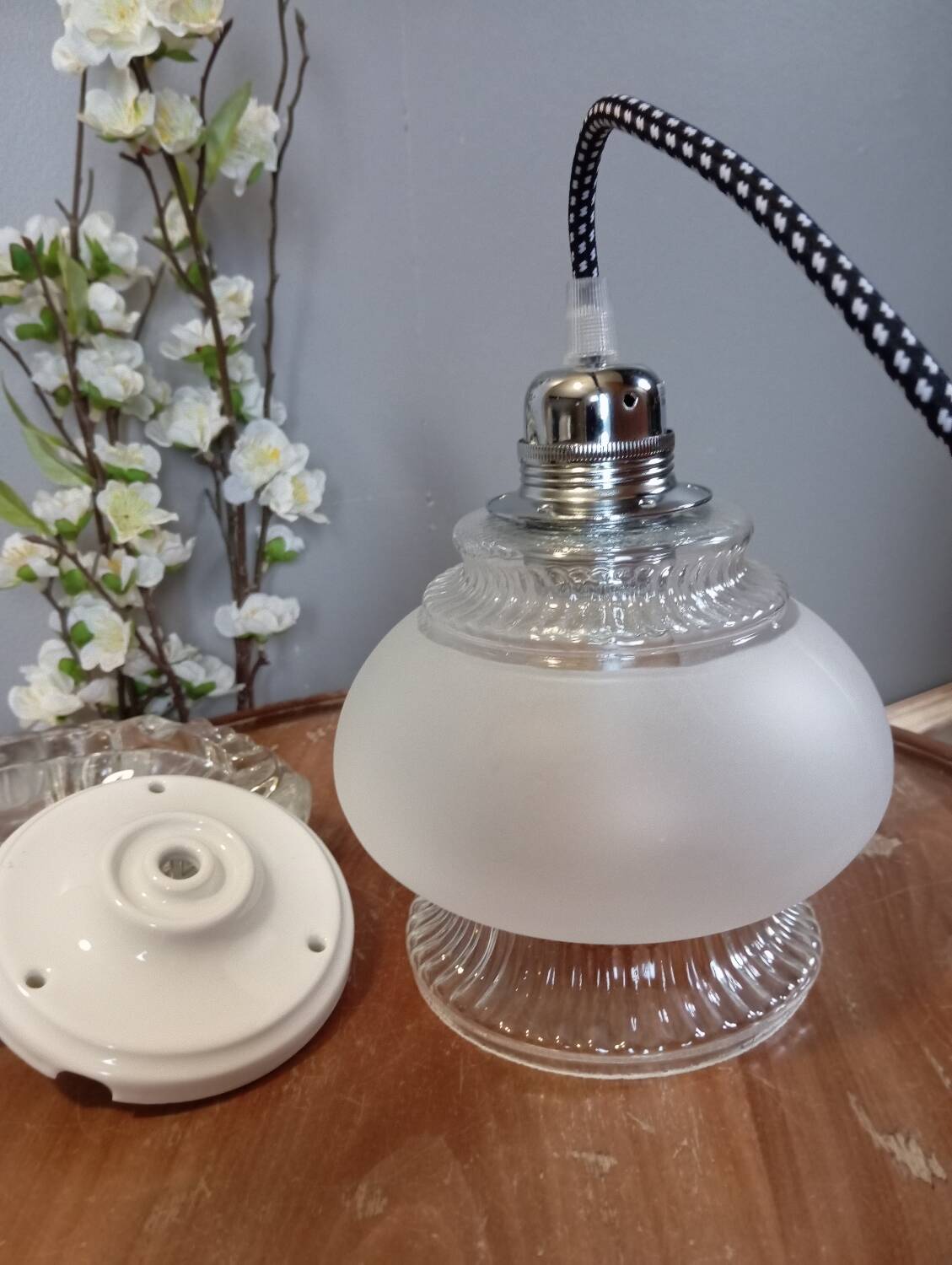Portable lamp / pendant lamp in white opalescent glass. Art Deco style
