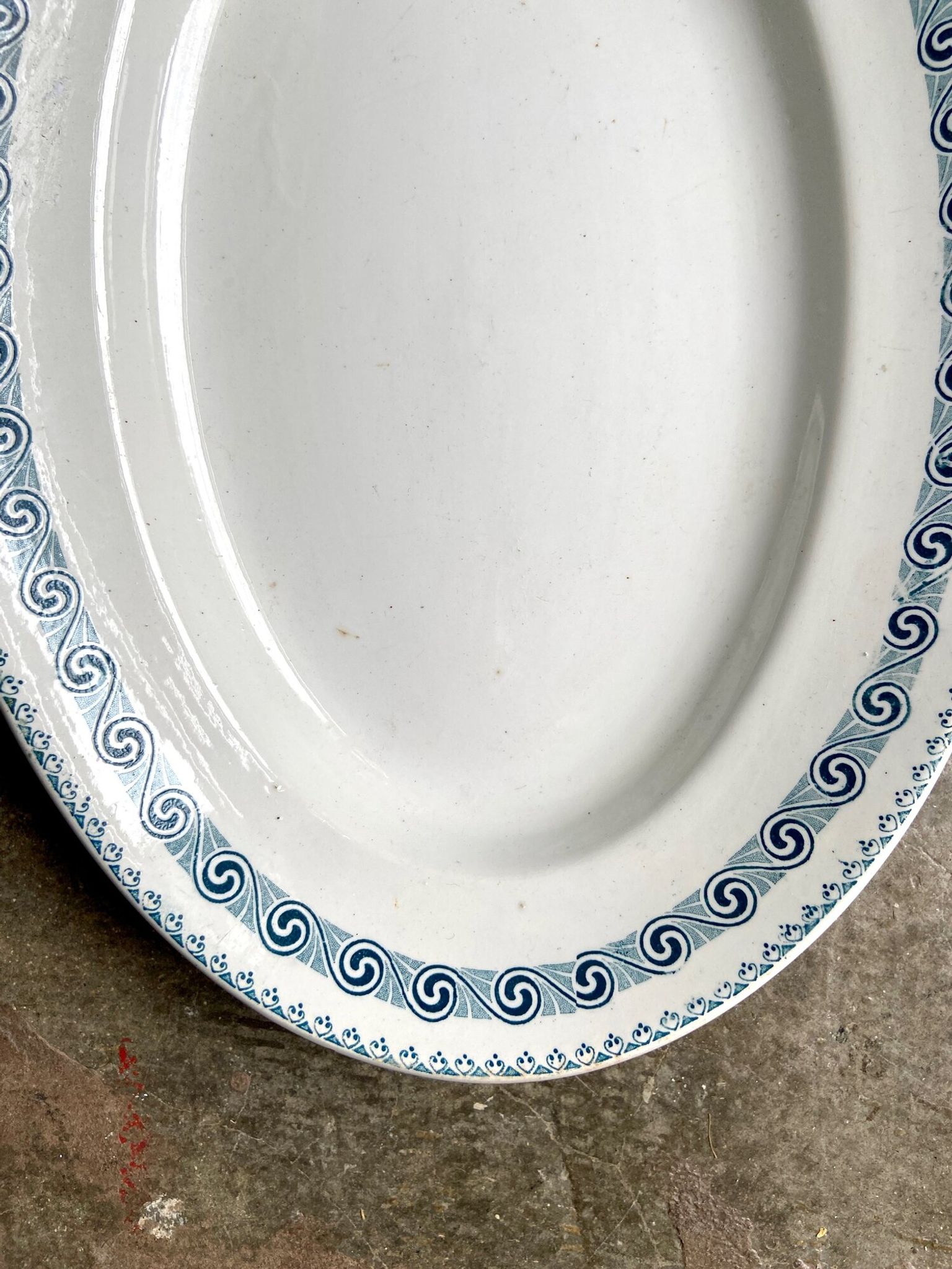 Plat ovale St Amand & Hamage en terre de fer, service "Rachel"