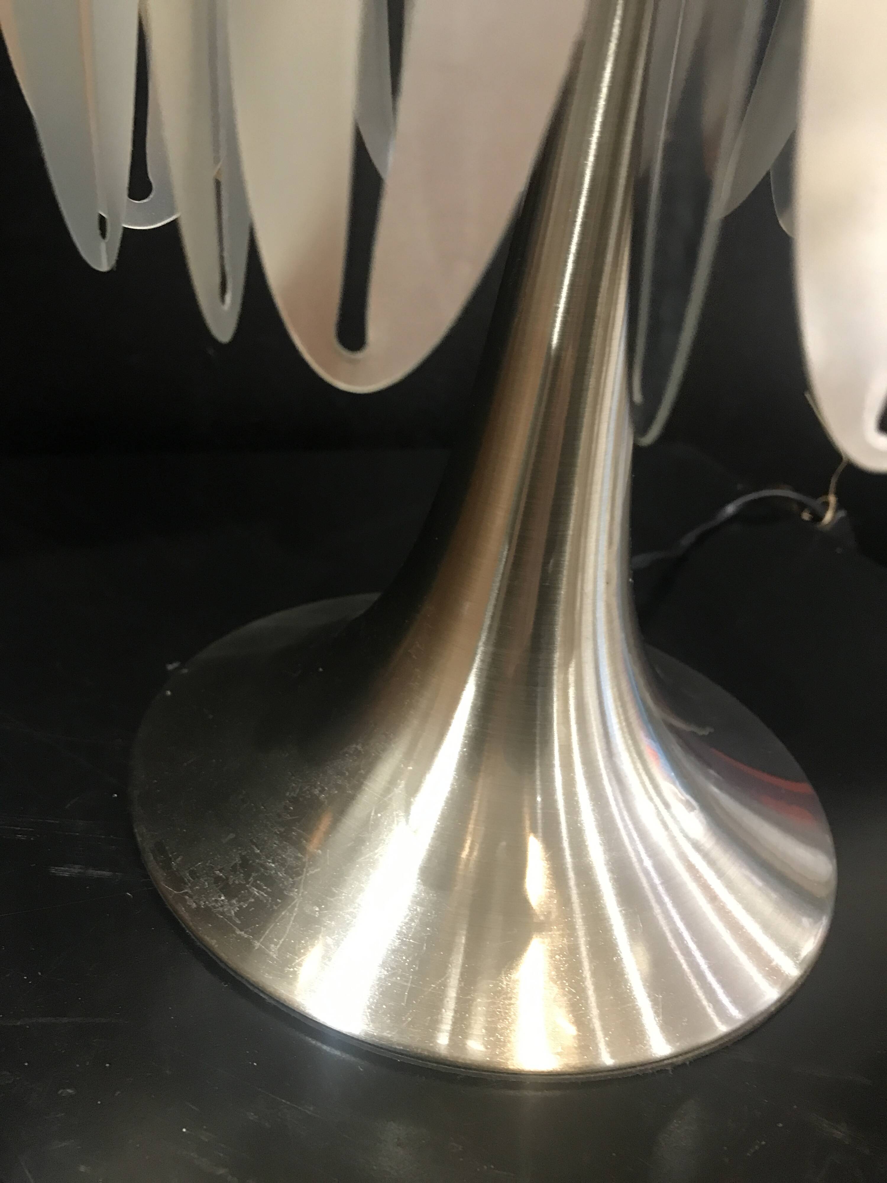 Aluminum tassel table lamp
