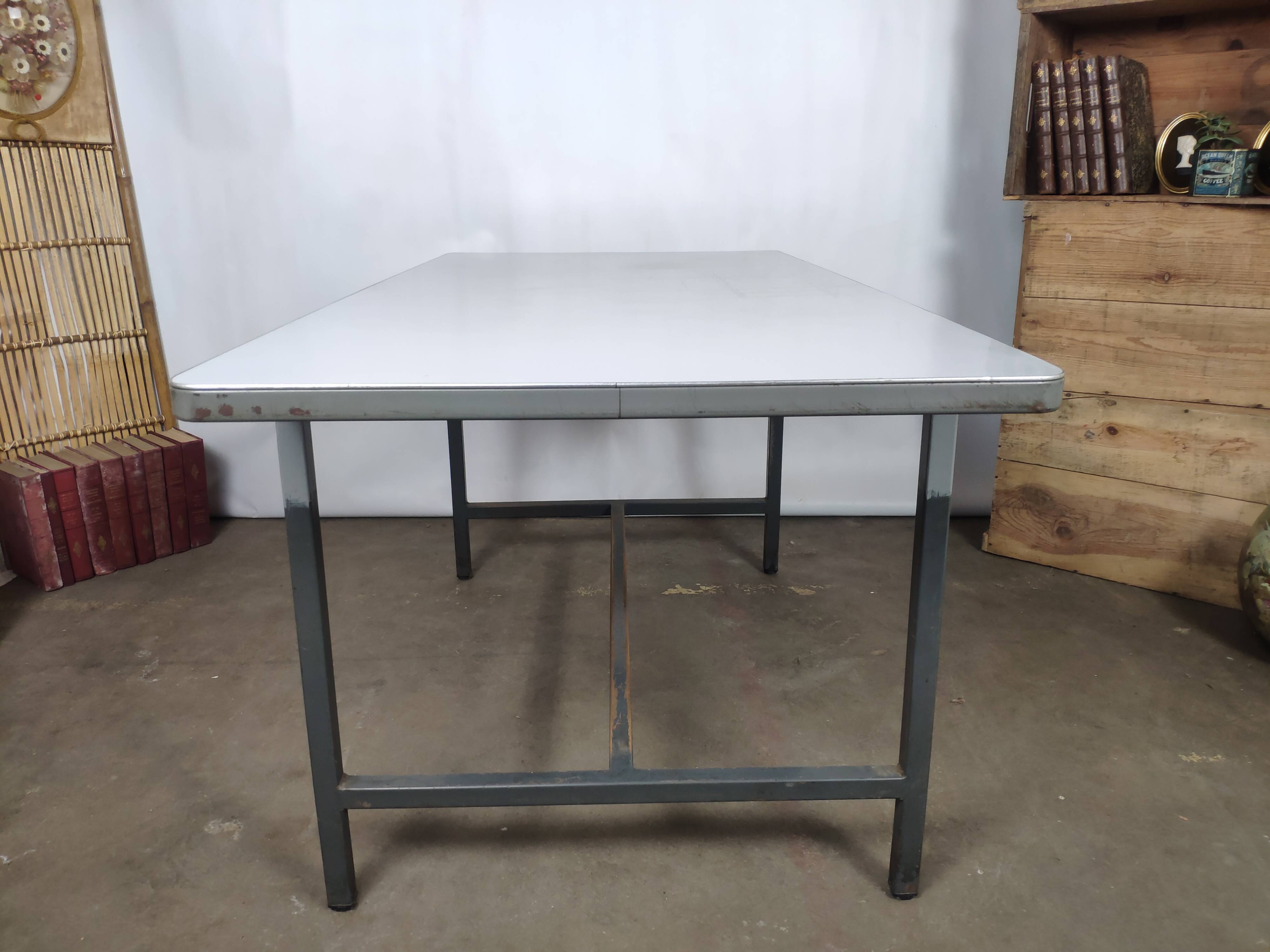 Table métallique industrielle
