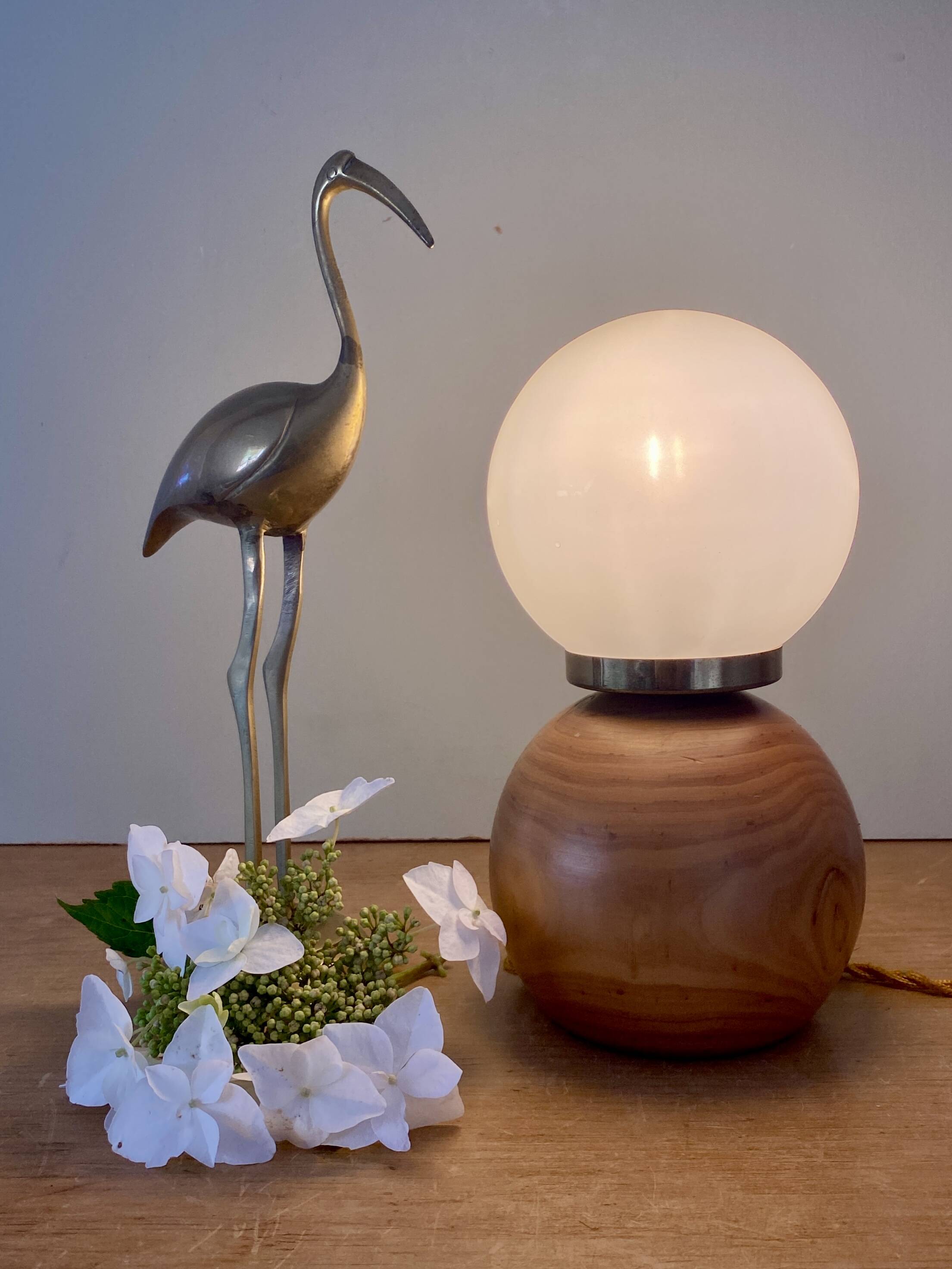 Lampe vintage opaline blanche et bois