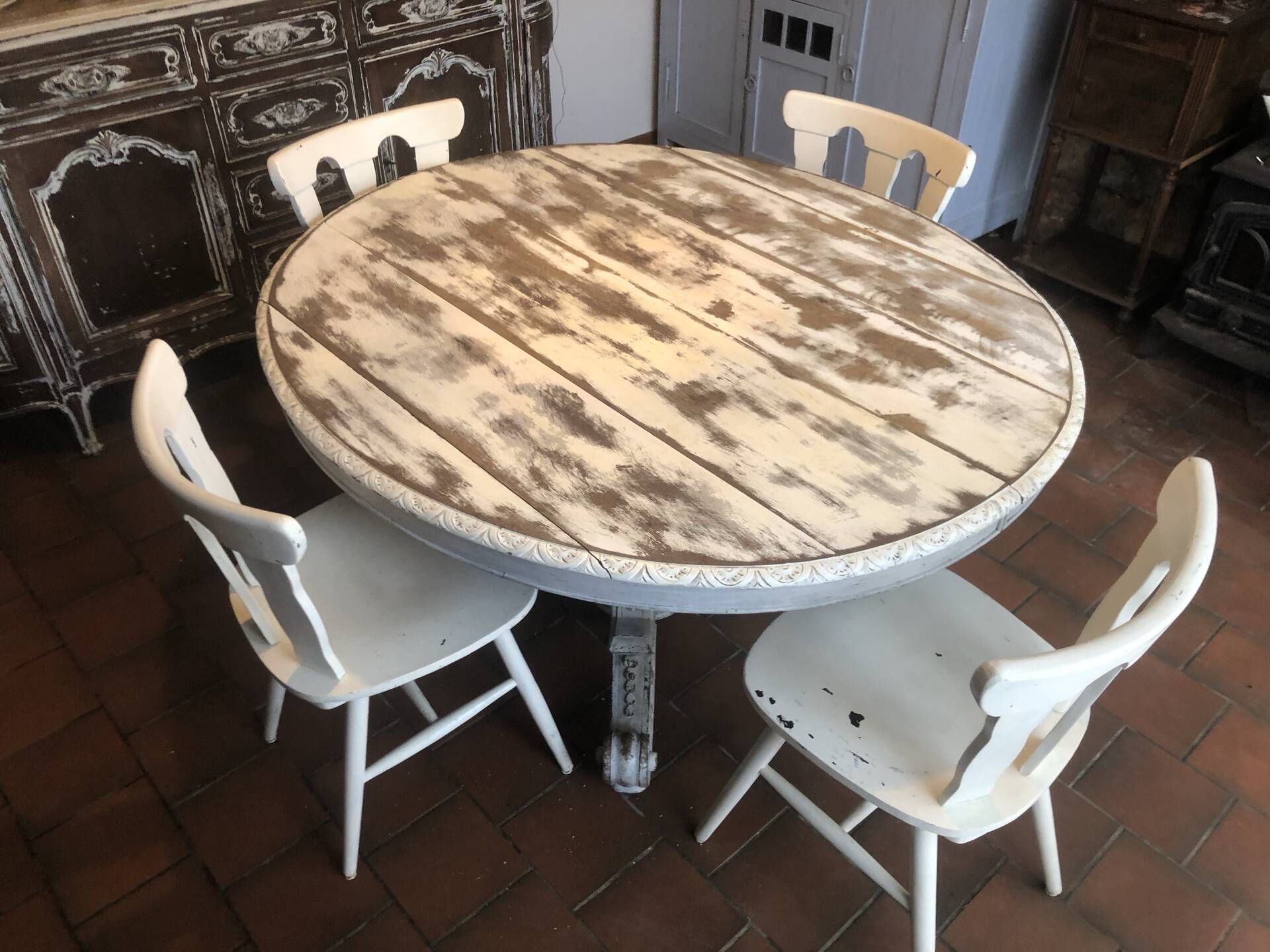Table and its 4 chairs