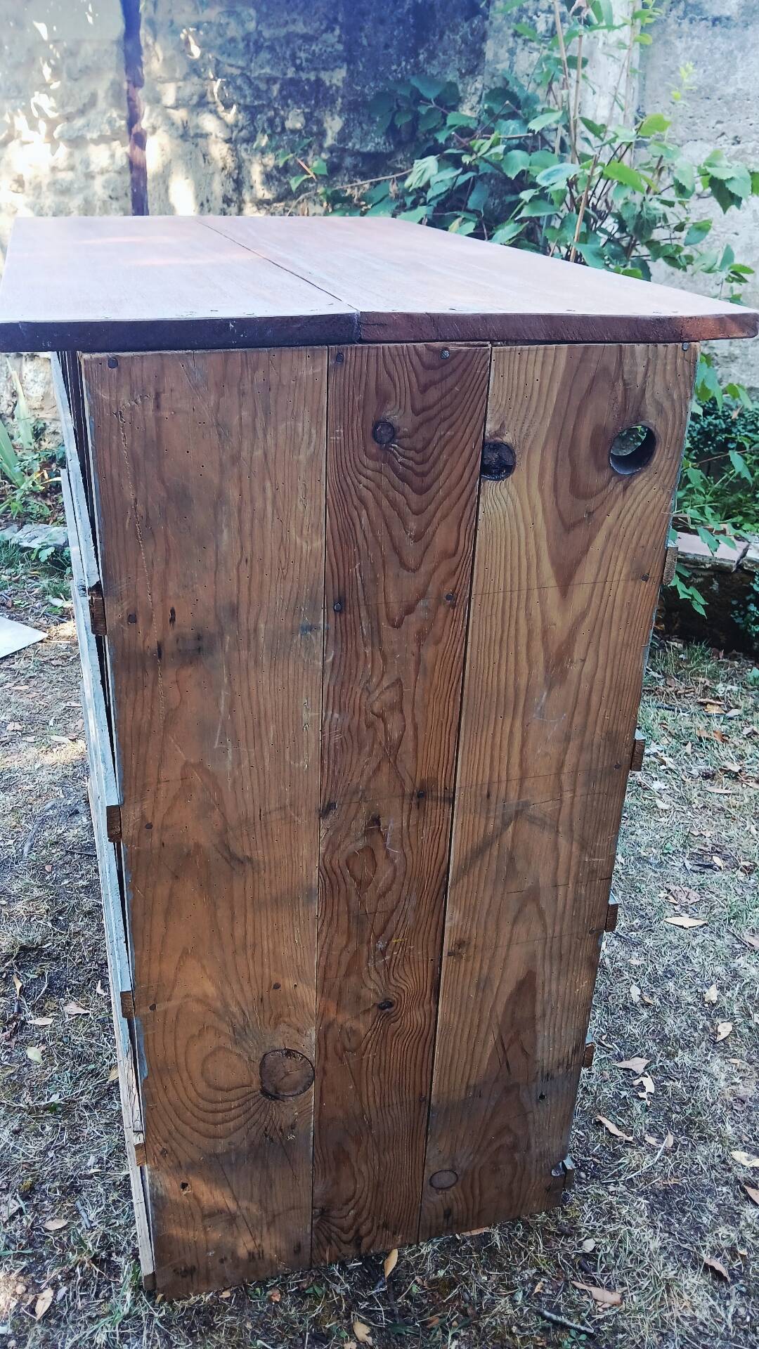 Workshop furniture with double-sided lockers
