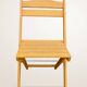 Paire de chaises pliantes en bois blond