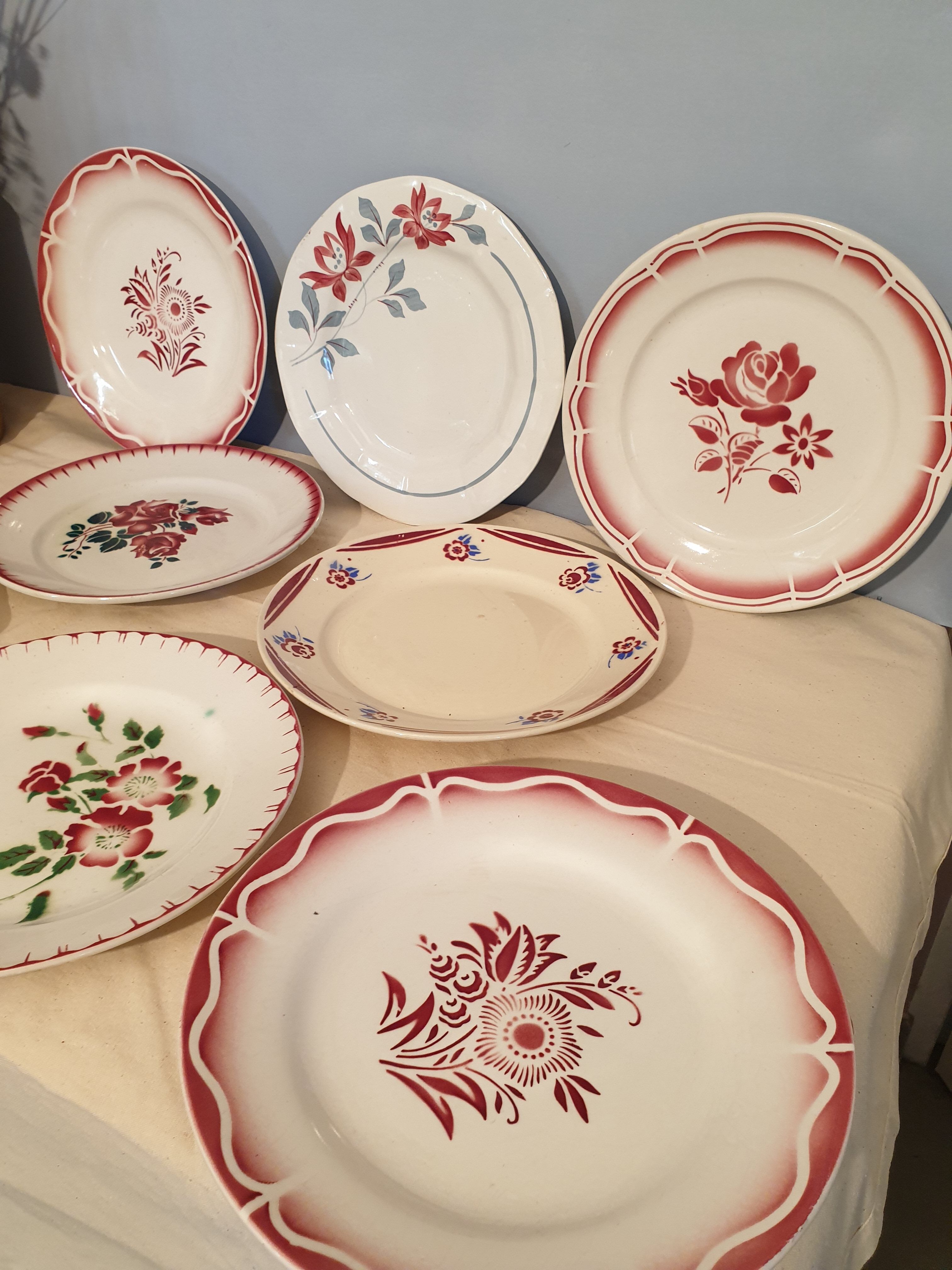 Assorted 9 plates red tones