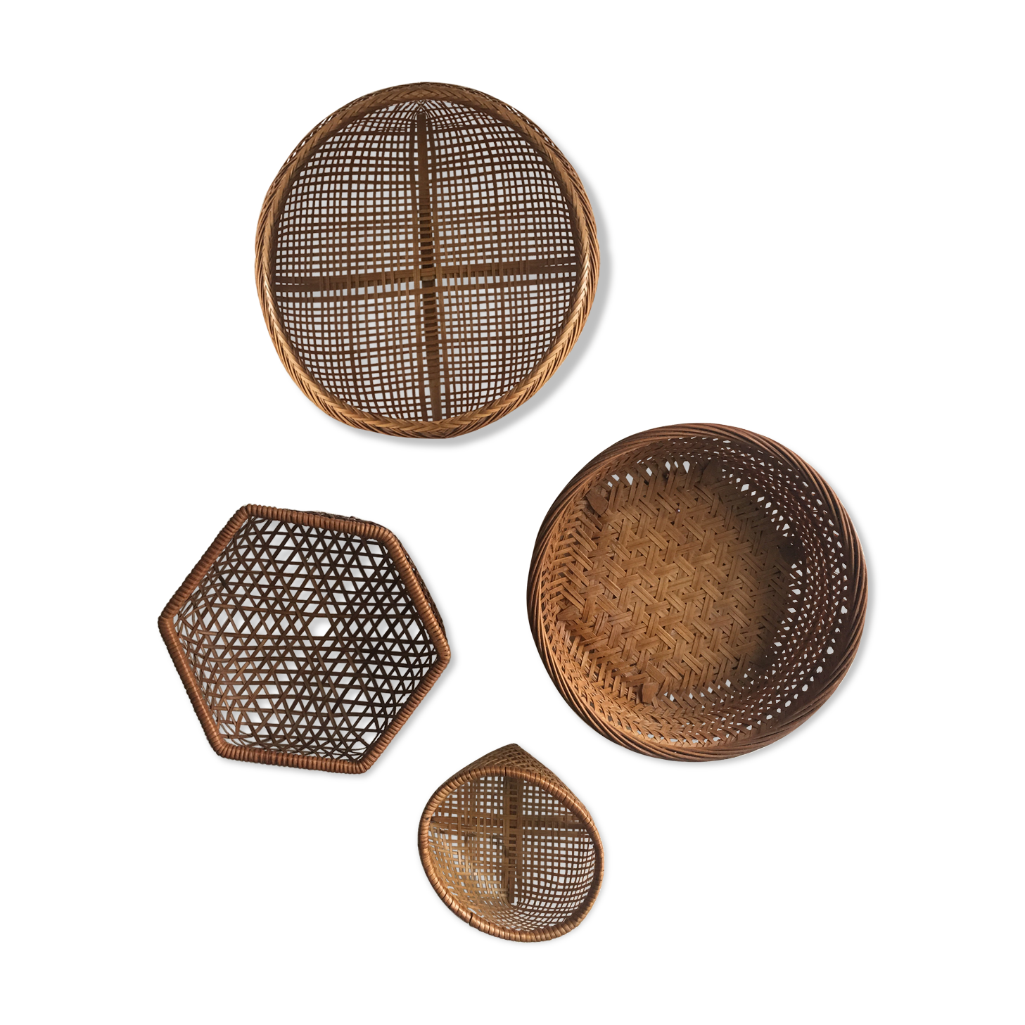 Wall composition of 4 wicker and vintage rattan baskets