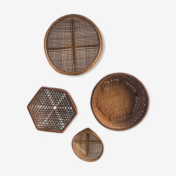 Wall composition of 4 wicker and vintage rattan baskets