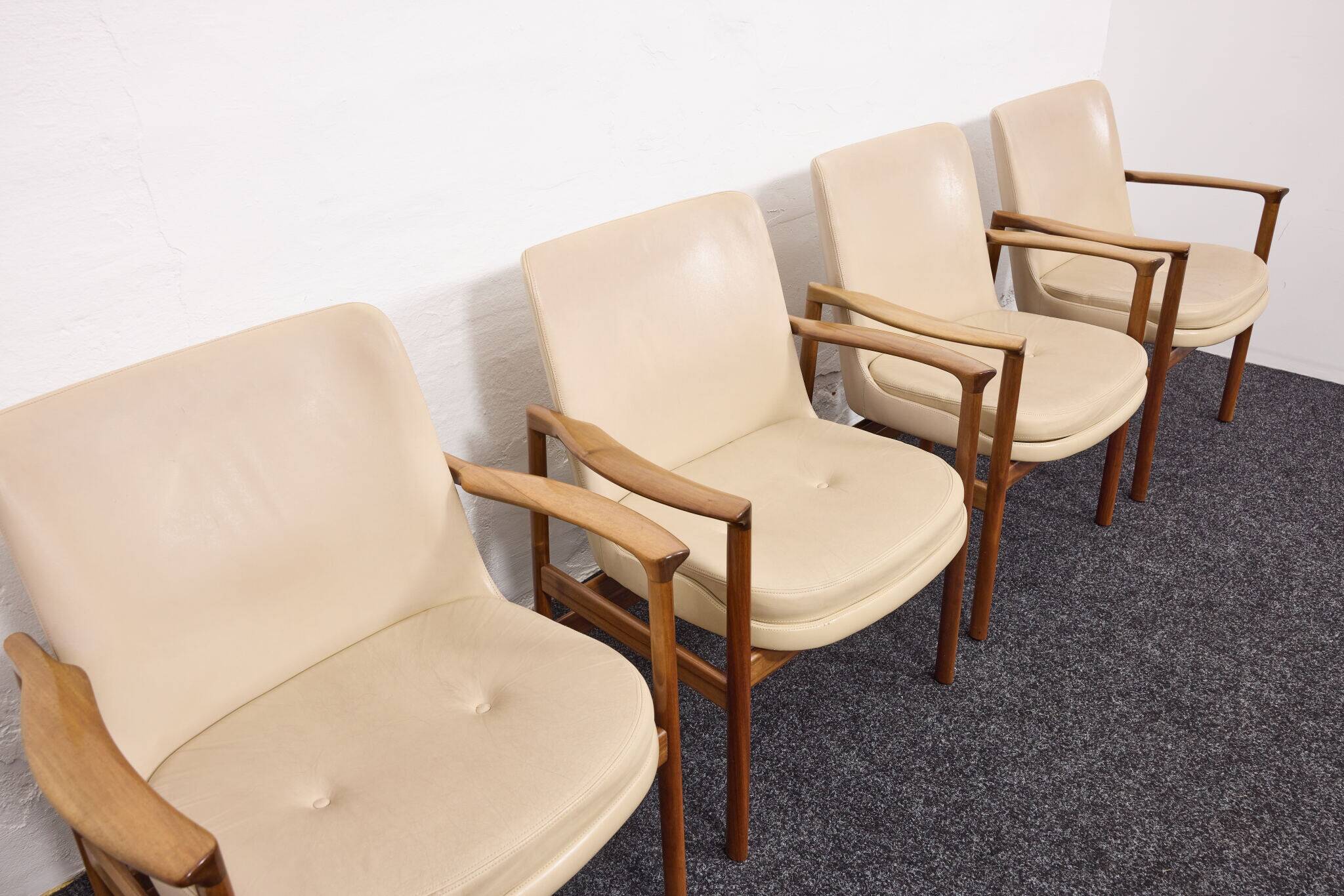 Chaises de salle à manger/conférence vintage avec accoudoirs en noyer et cuir vinyle d'origine b
