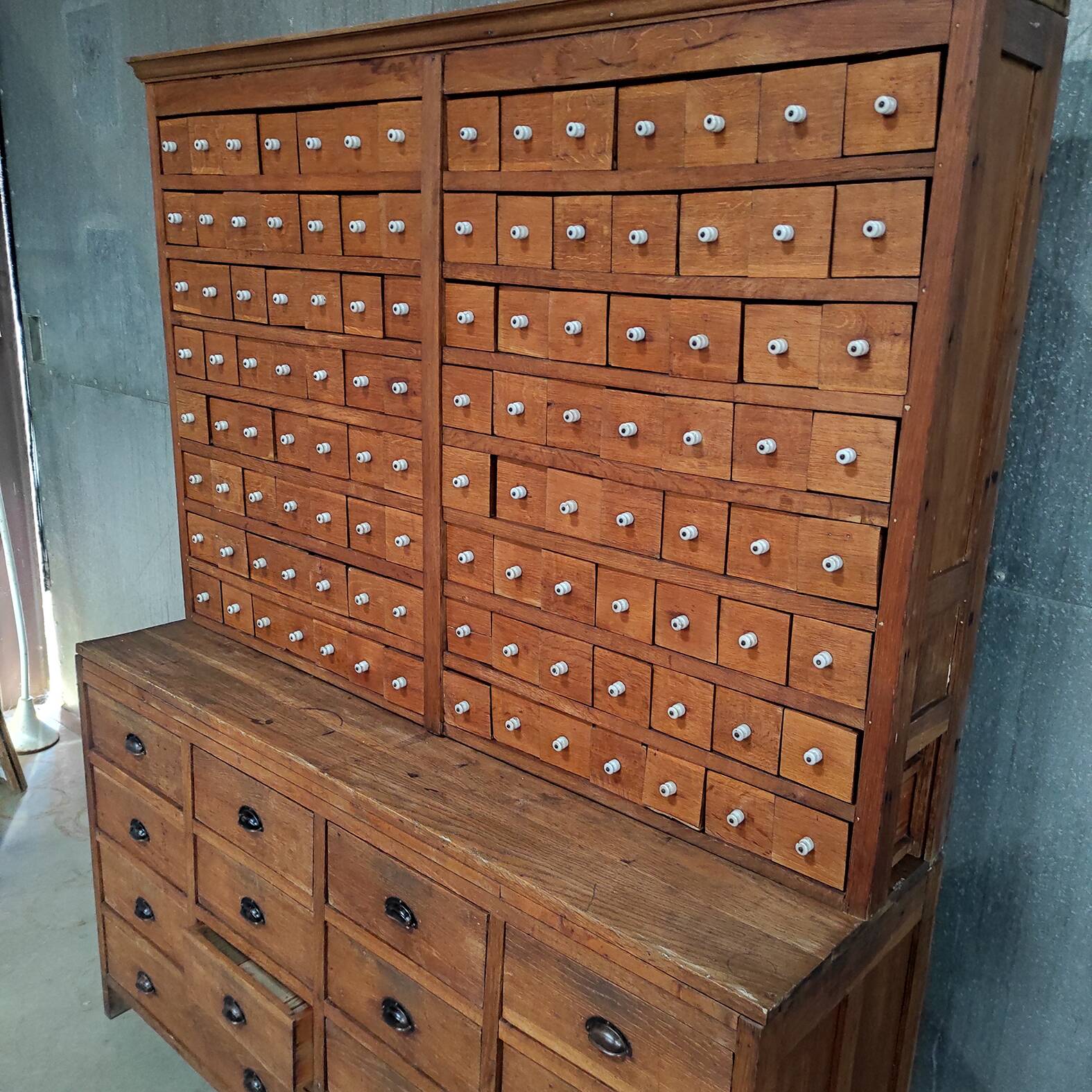 Armoire d'apothicaire de mercerie ancienne