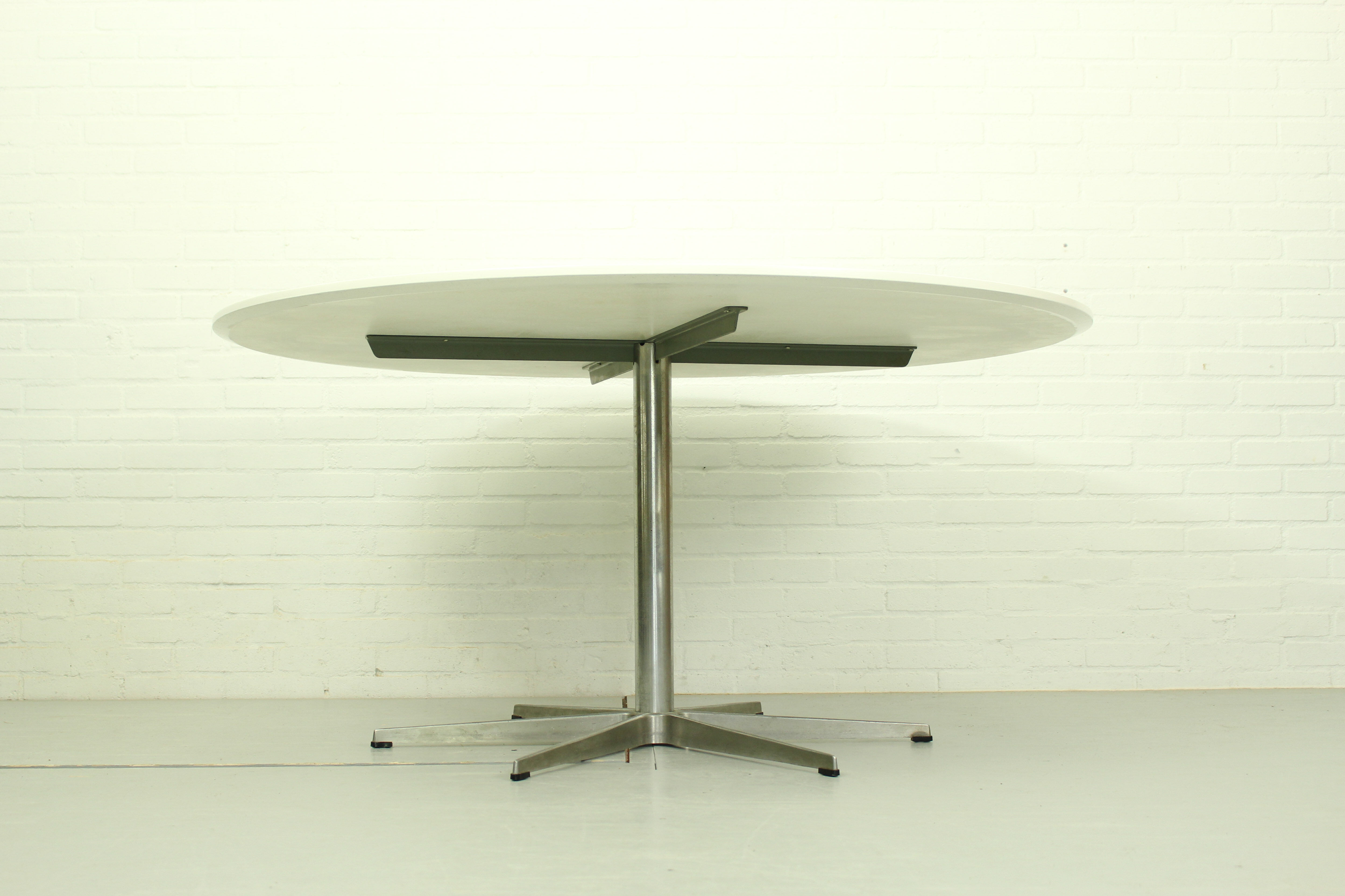 Set of 6 Arne Jacobsen 3207 Armchairs and Dining Table A826 by  Arne Jacobsen for Fritz Hansen