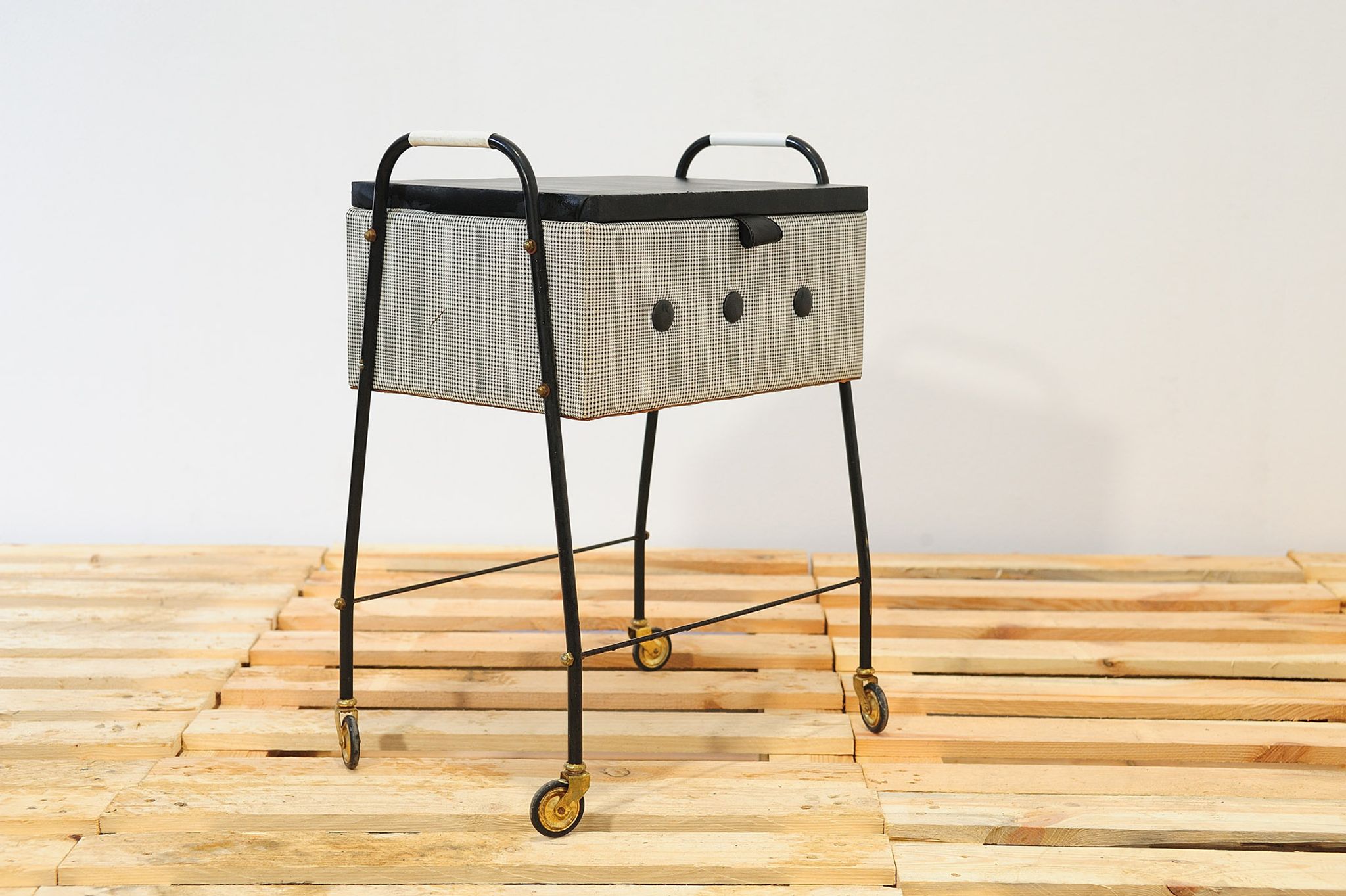 Table de couture allemand sur roulettes des années 1970