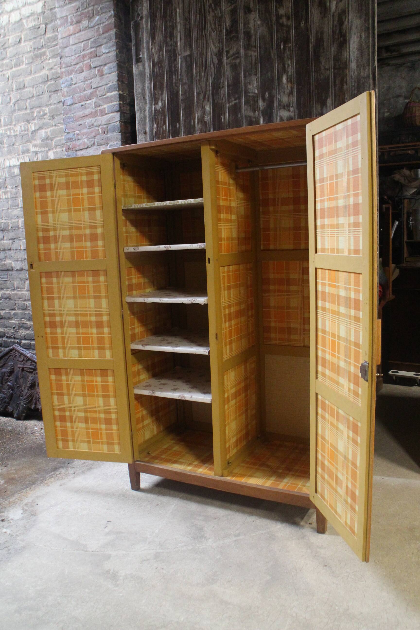 Parisian wardrobe period reconstruction