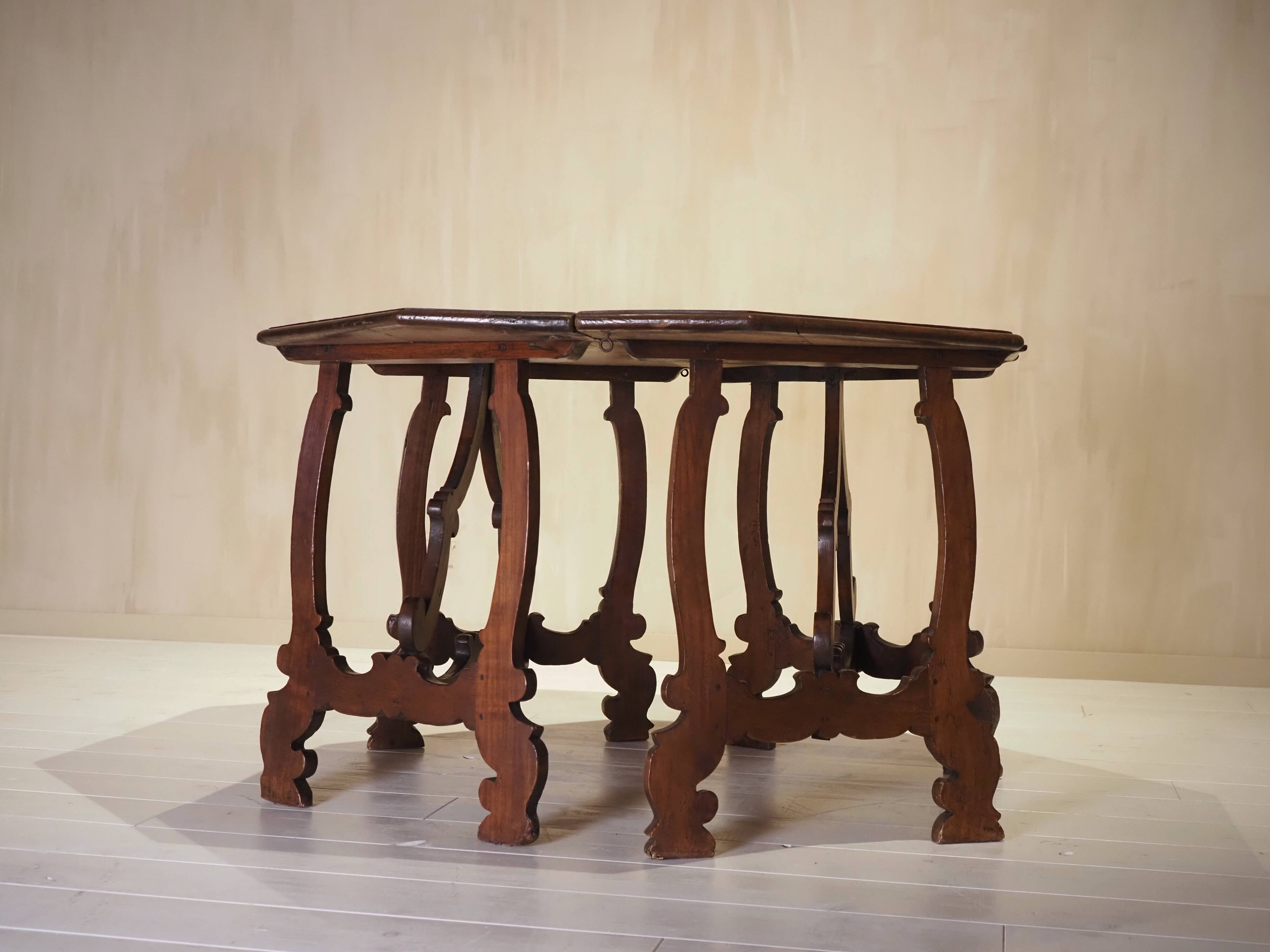 Pair of Italian consoles from the 18th century.