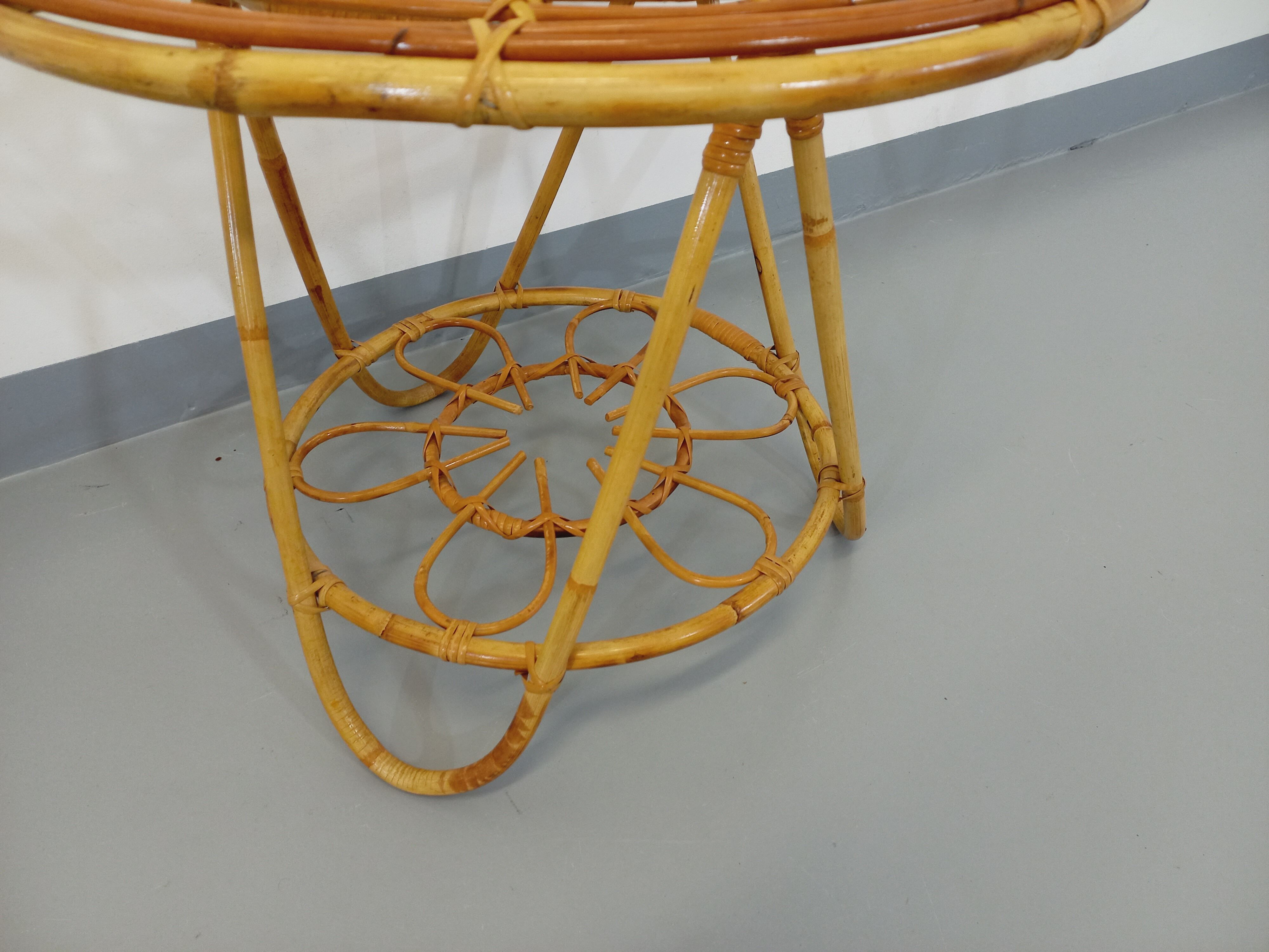 Round coffee table with 60's vintage rattan magazine tray