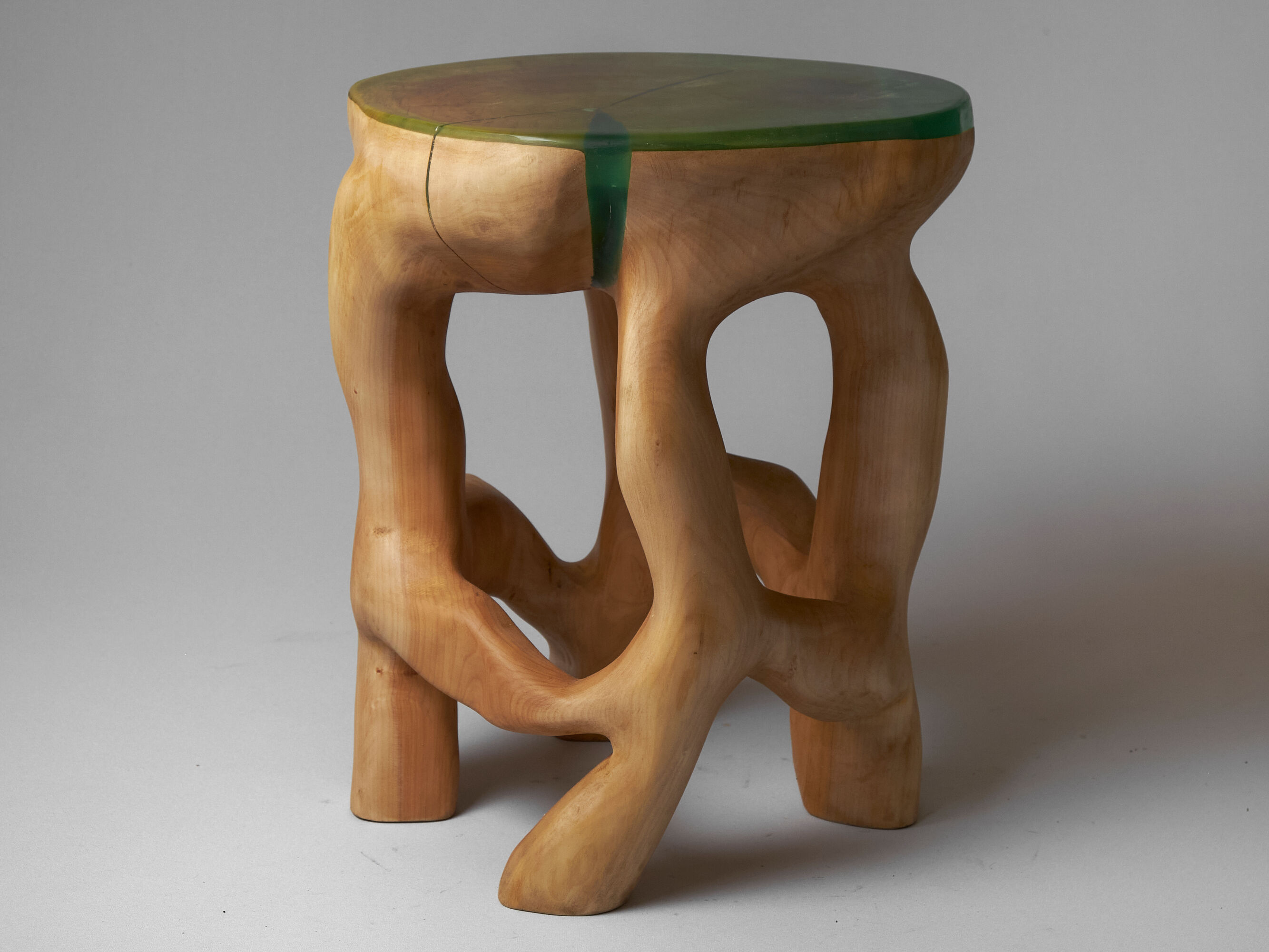 Tabouret sculpté unique à partir d'une seule pièce de bois