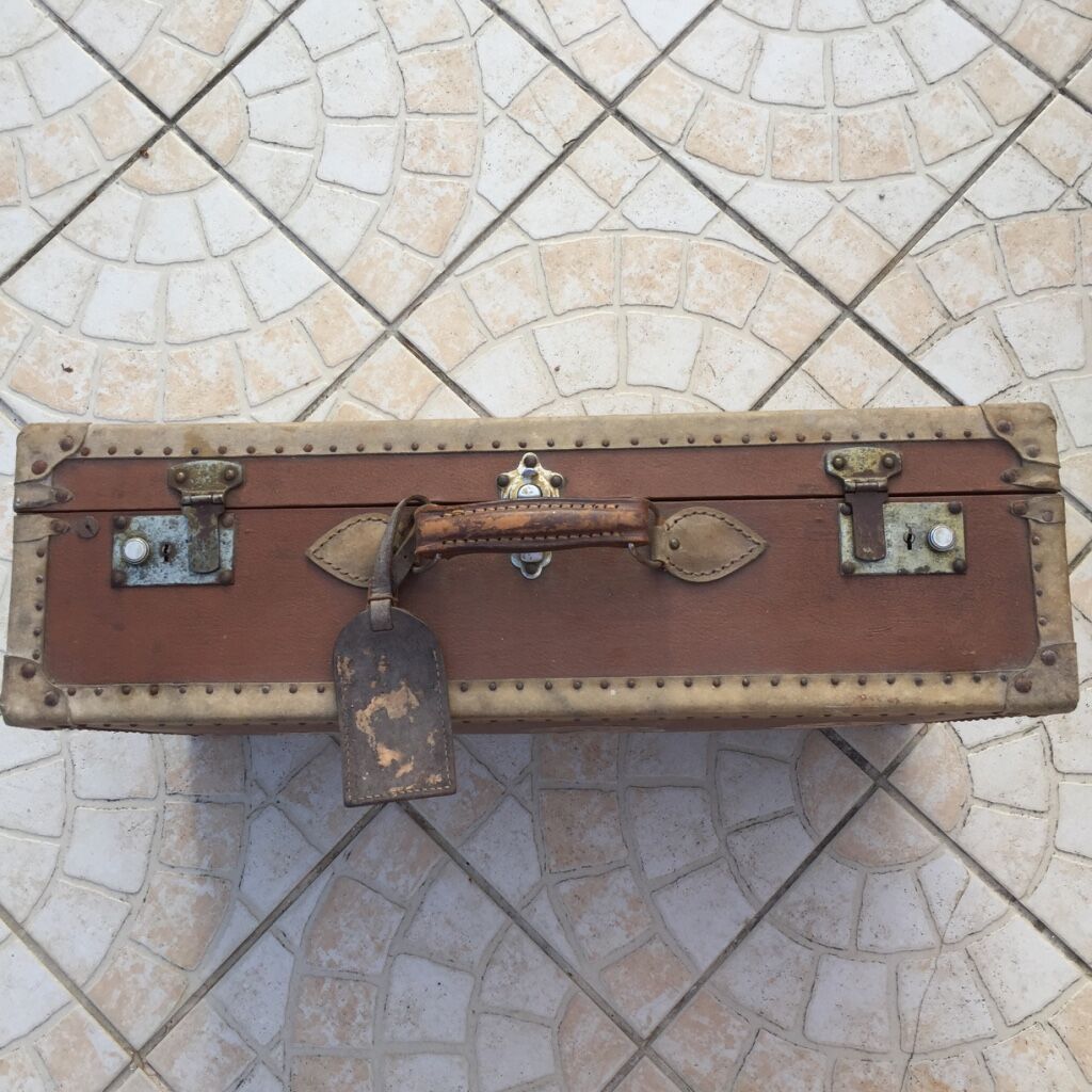 Year 20, 30 offers a very beautiful stickers suitcase