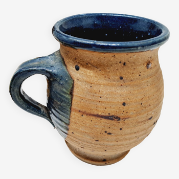 Vase with two-tone sandstone handle