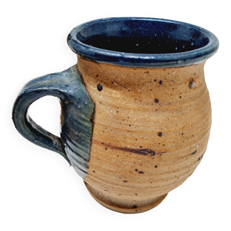 Vase with two-tone sandstone handle