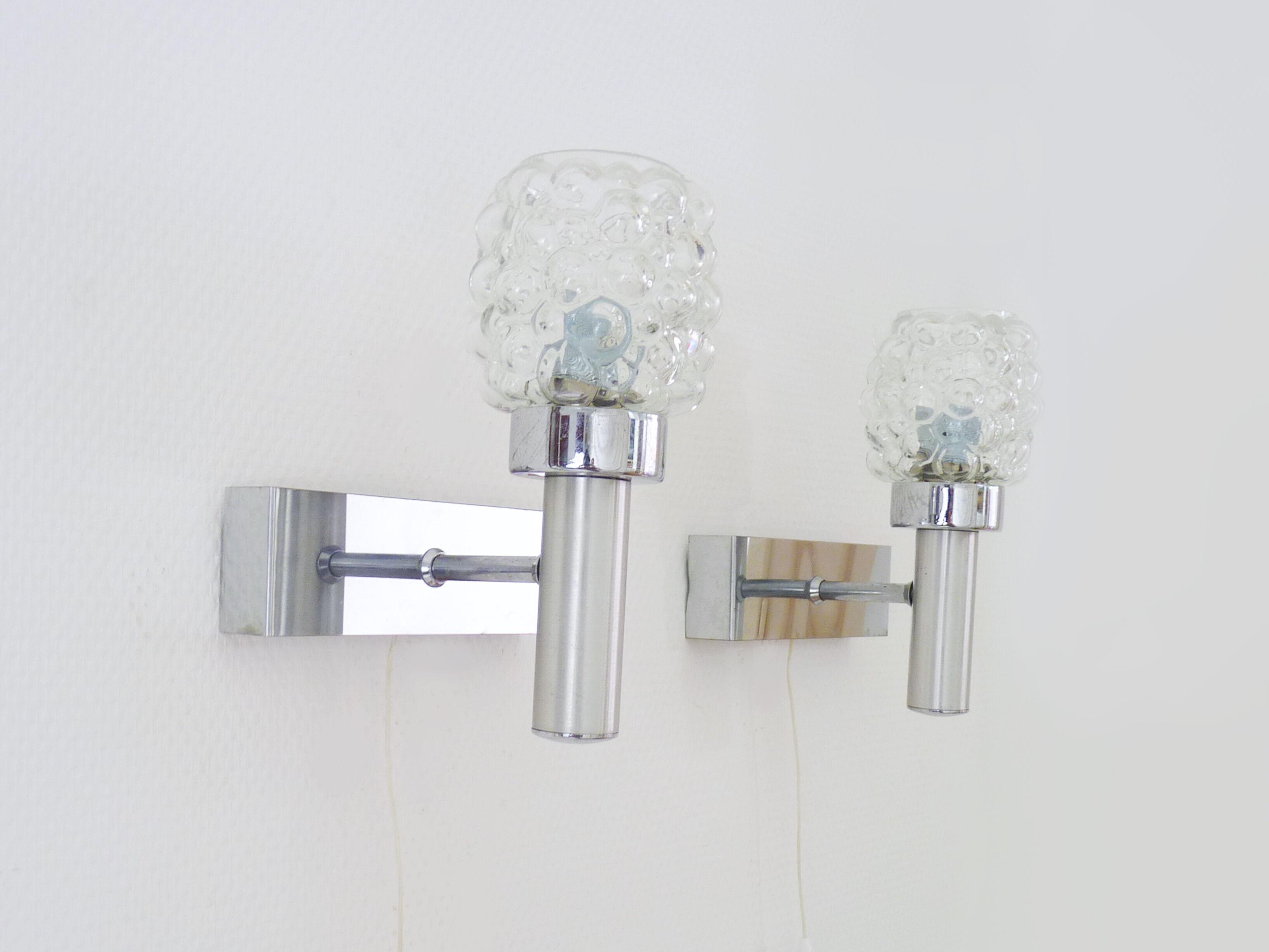 Paire d'Appliques murales vintage à tirette en métal chromé et verres à