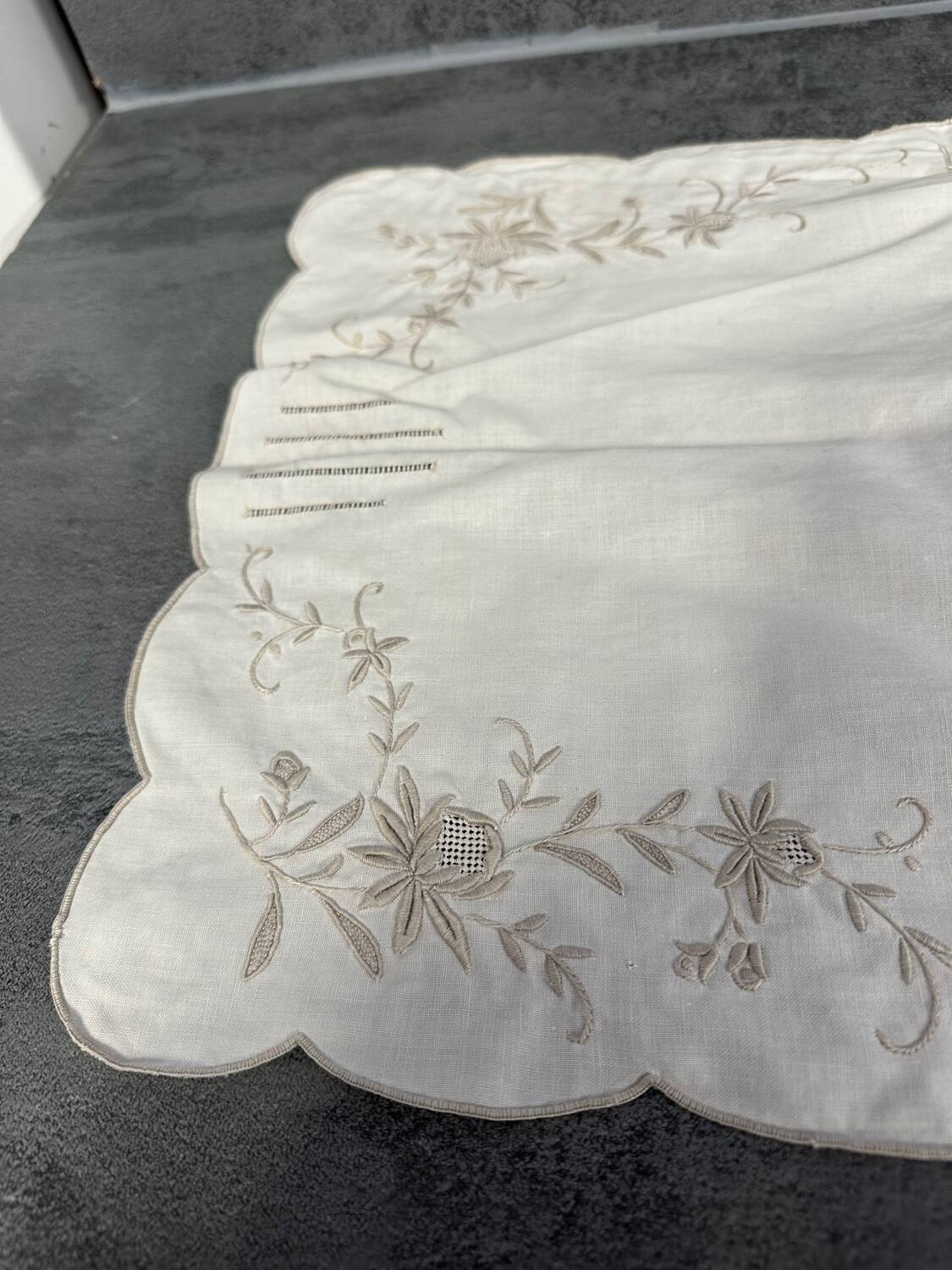 Old embroidered cotton table runner - circa 1900 - l 105 cm / l 68 cm