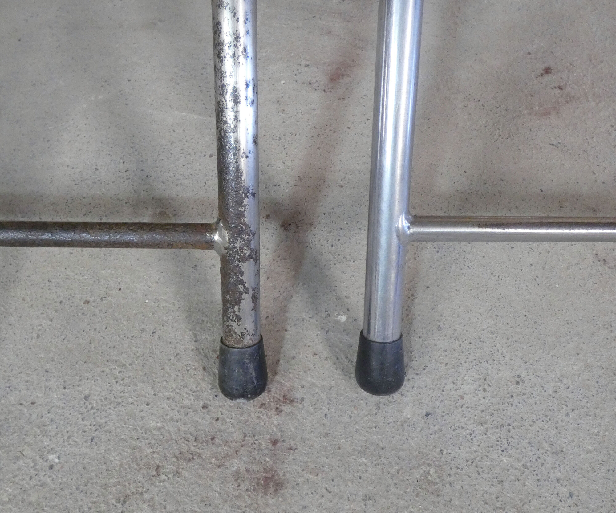 2 Eyrel folding chairs in chromed metal and skai 1970s