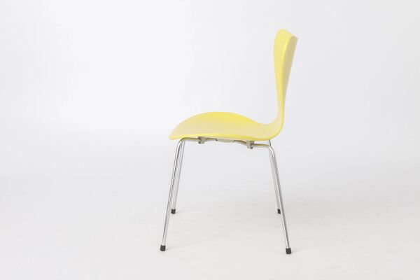 Chaise Arne Jacobsen Series 7 Modèle 3107   Chaise jaune Fritz Hansen années 1990