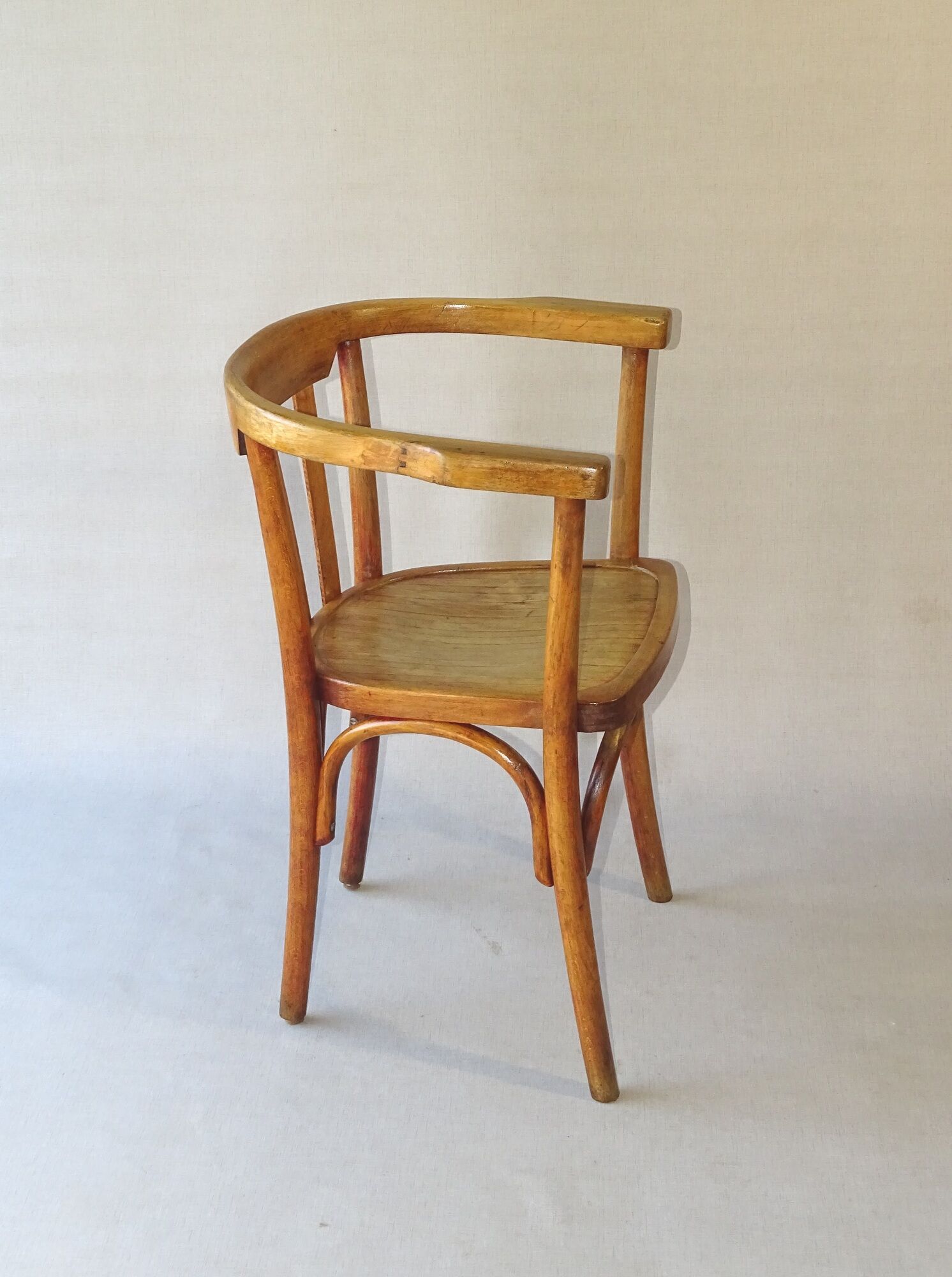 Fauteuil de bureau, bois blond, vers 1930, assise bois