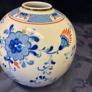 Volkstedt. Set of bonbonnière, plate and vase in cobalt.