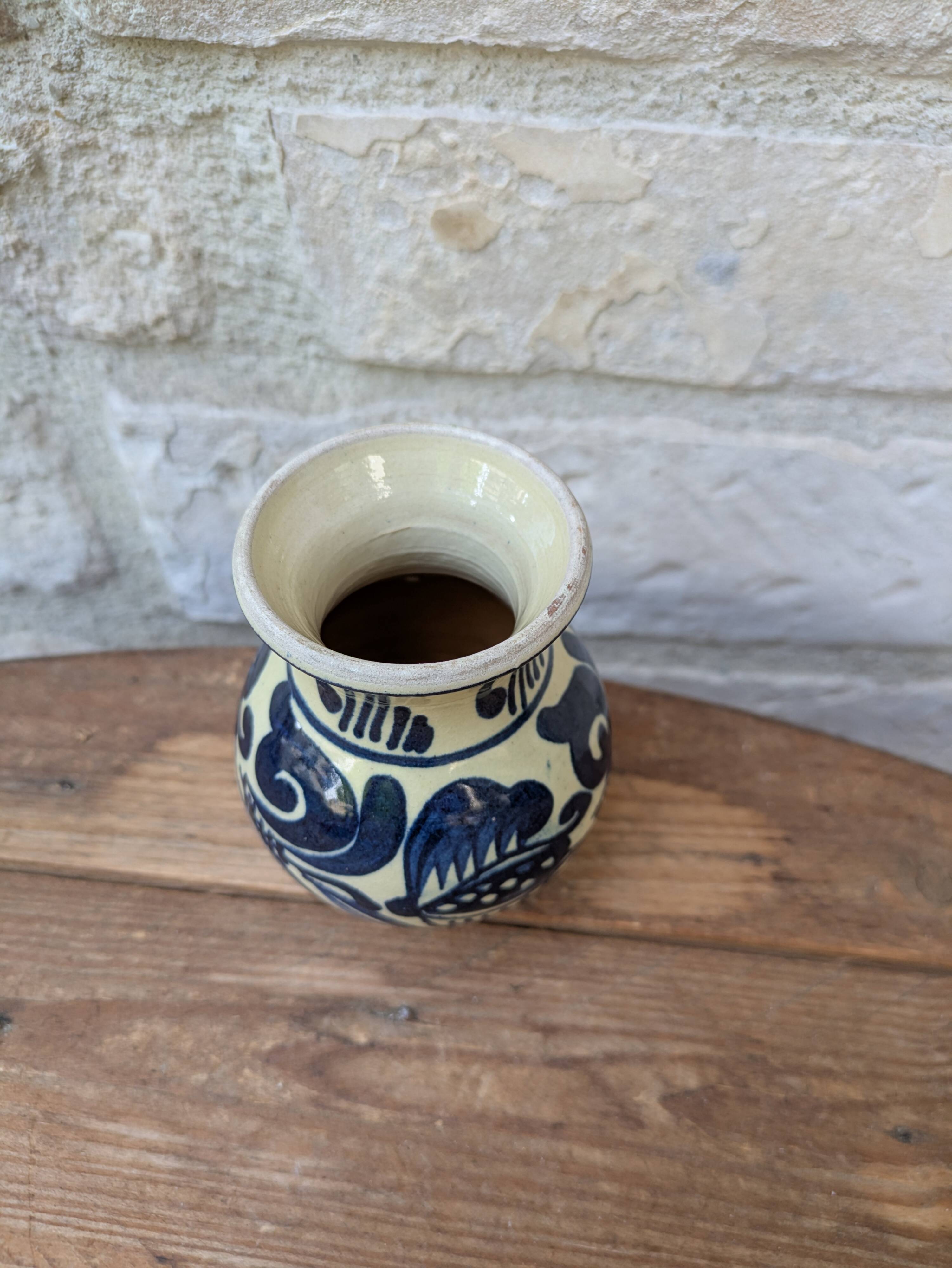 Vase en terre cuite vernissée motif bleu Korond Transylvanie H11cm