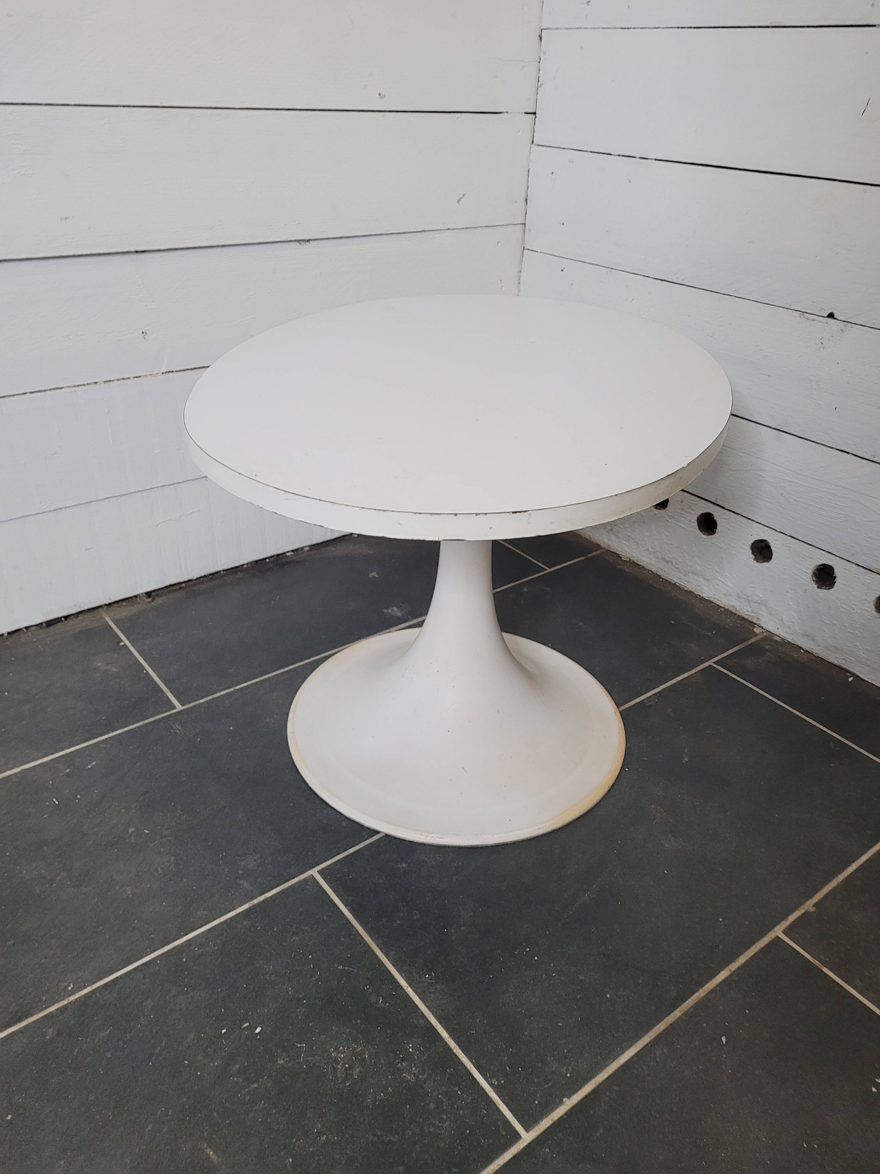 Vintage oval coffee table with tulip foot from the 70s