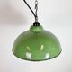 Lampe suspendue en émail vert industriel, années 1960