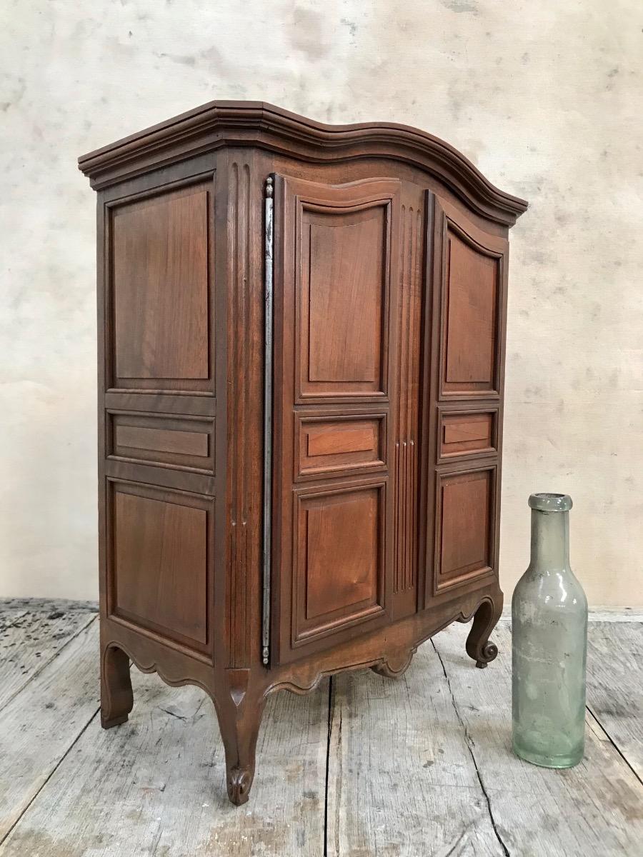Small-scale model of a French cabinet