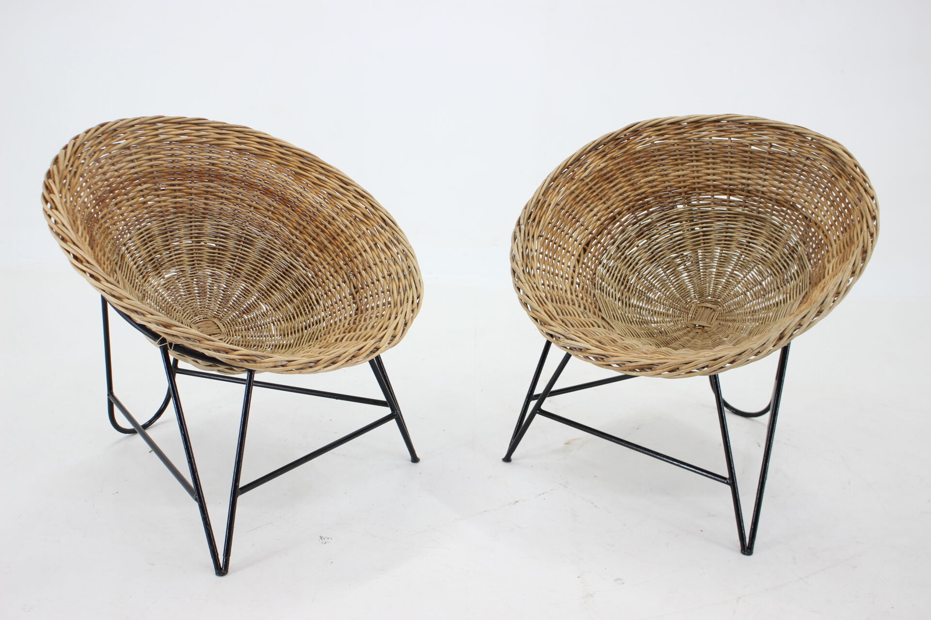 1960s pair of rattan woven basket chair with hairpin legs