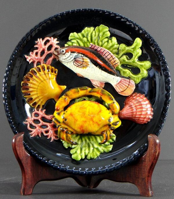 Vallauris, Années 1950, Assiette En Trompe l'Oeil Décor Poisson, Crabe, Coquillages, Corail.