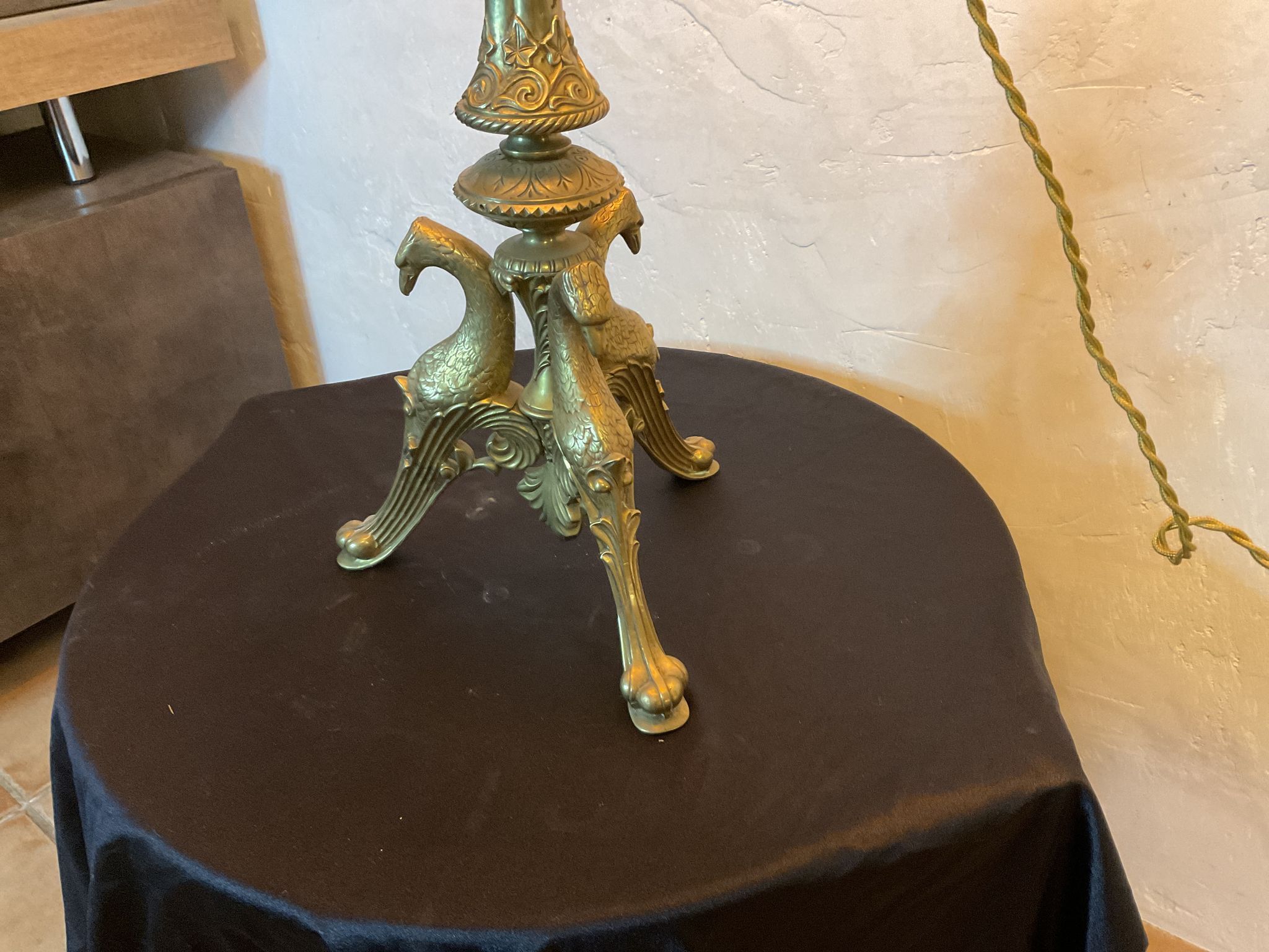 Lampe pique cierge bronze tripodes décor aigle