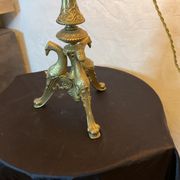 Lampe pique cierge bronze tripodes décor aigle