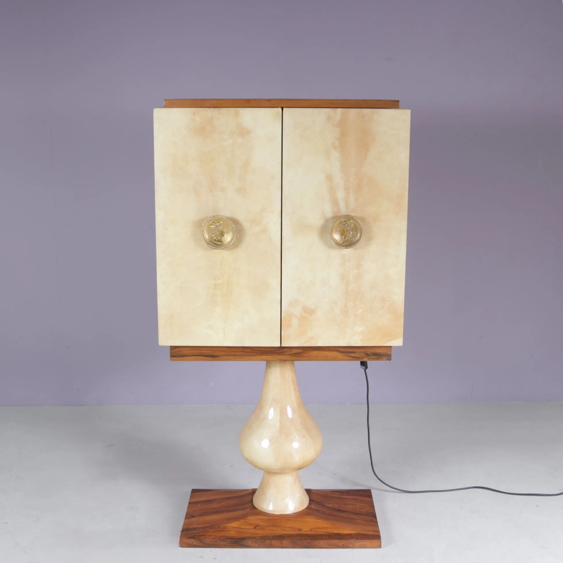 Cabinet de bar Aldo Tura en peau de chèvre sur piédestal, années 1960