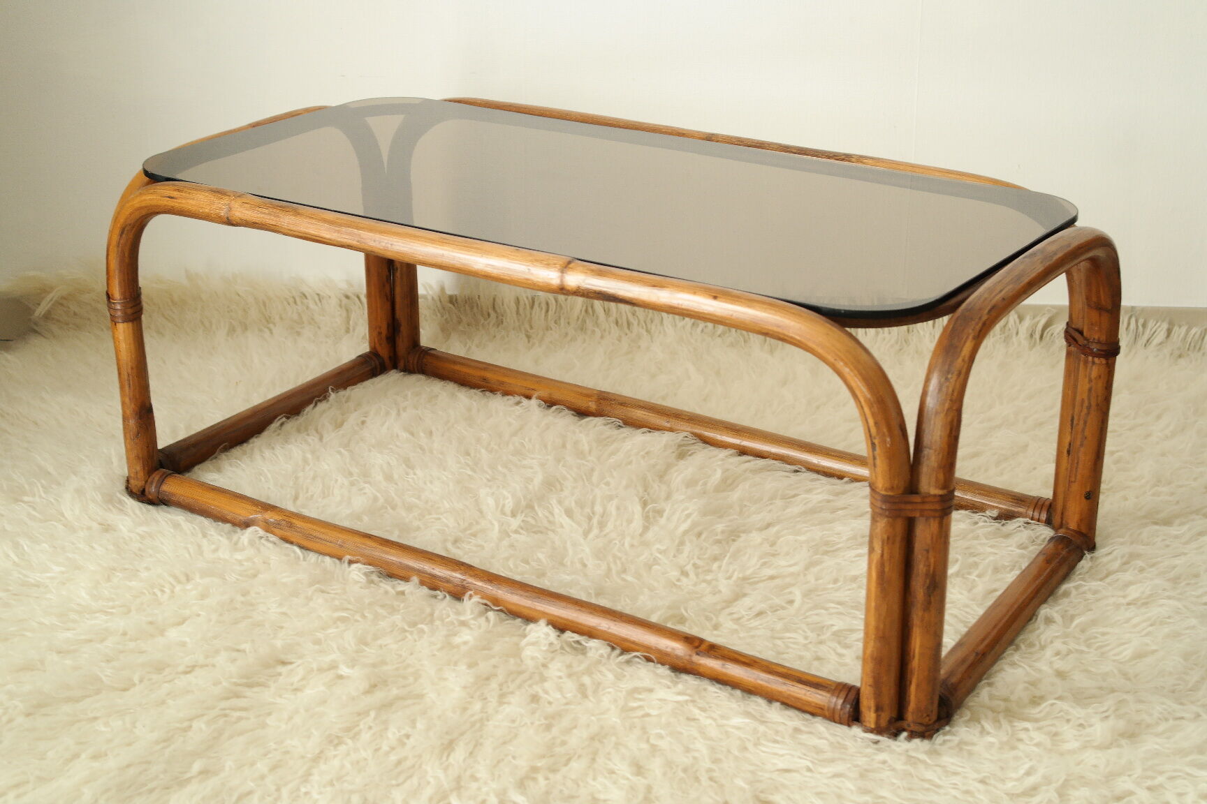 Table basse en bambou et verre fumé vintage